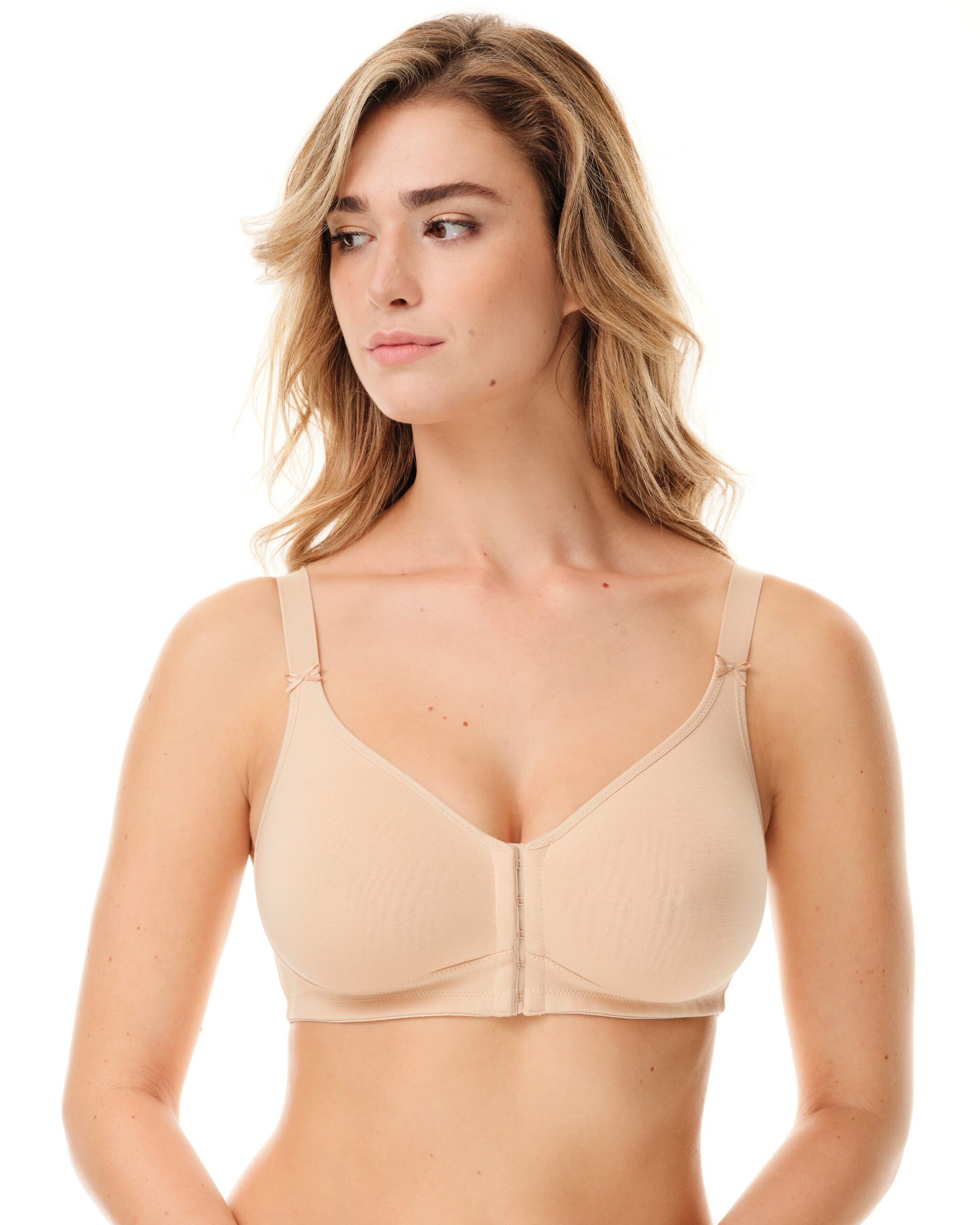 Reggiseno in cotone elastico color nudo con coppe preformate e allacciatura anteriore.