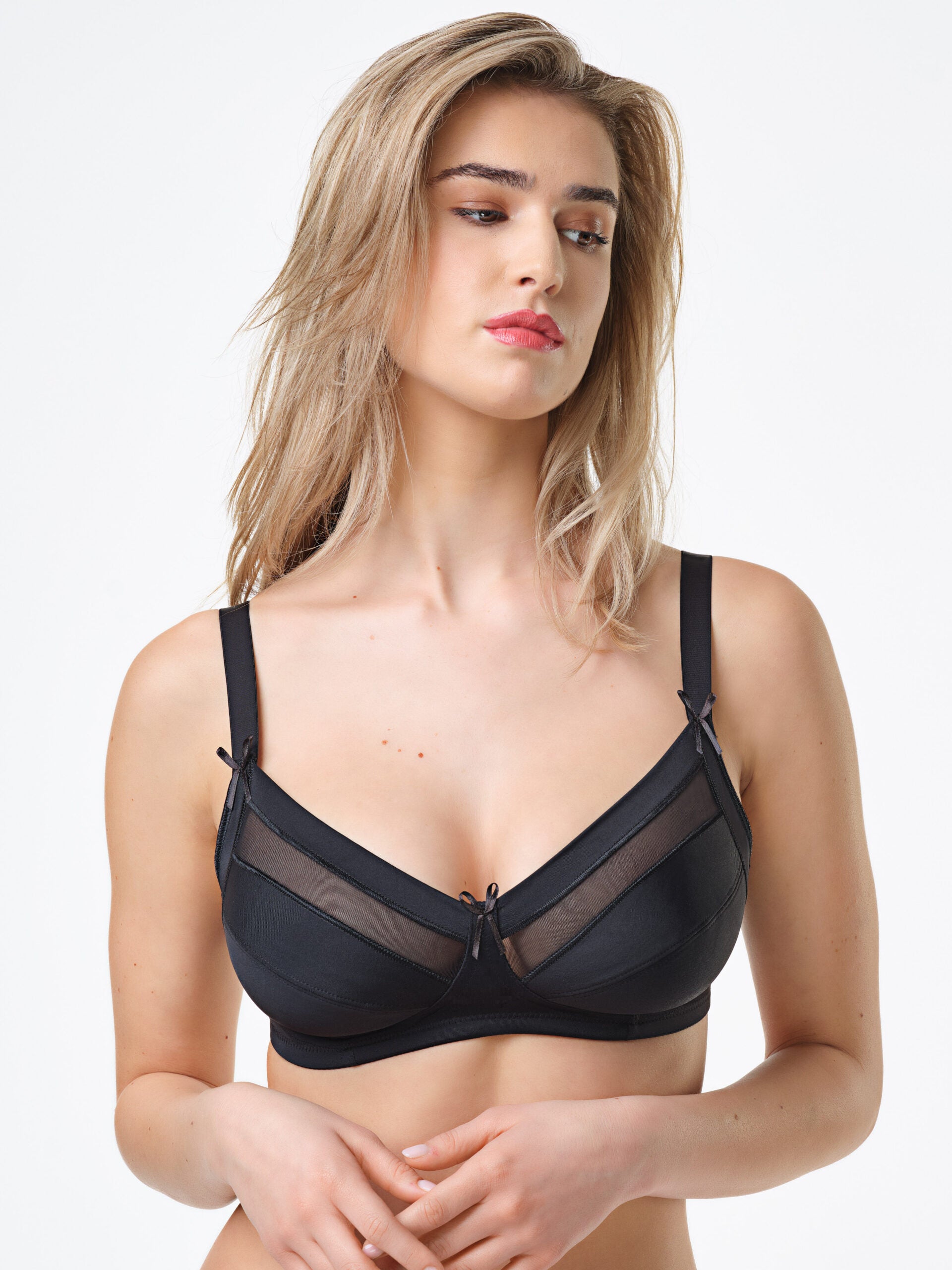 Reggiseno nero in tessuto elasticizzato con inserti in tulle sulla coppa.