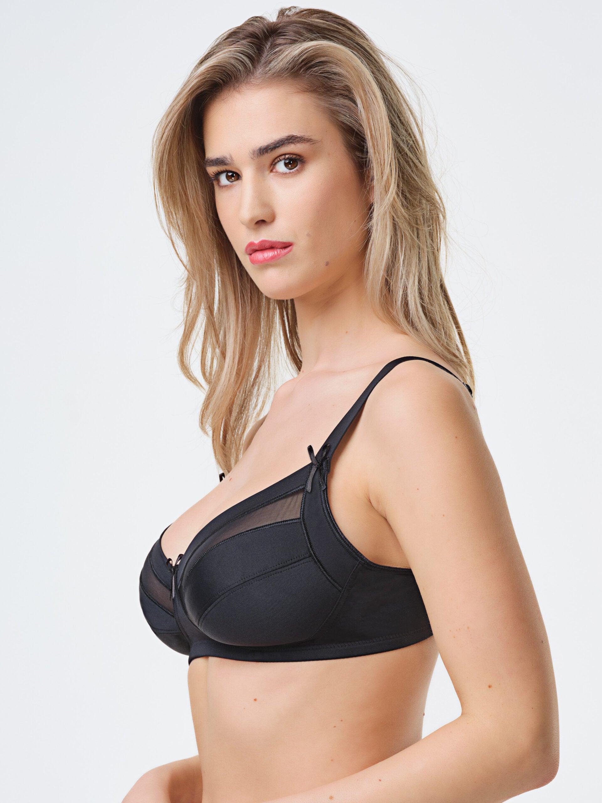 Reggiseno nero LYSA con tessuto elasticizzato e inserti in tulle sulla coppa.