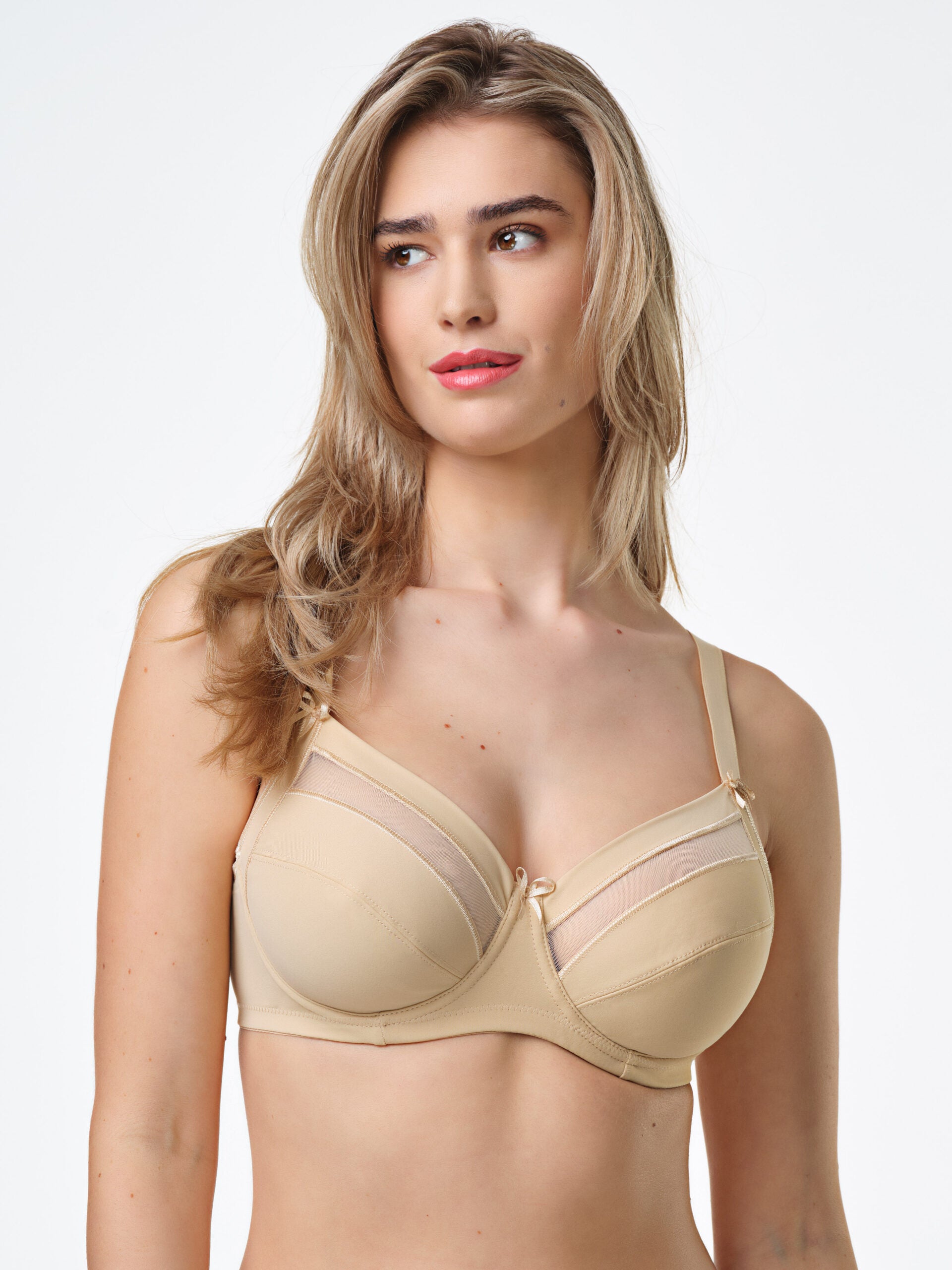 Reggiseno con ferretto DANY, tessuto elasticizzato e inserti in tulle sulle coppe.