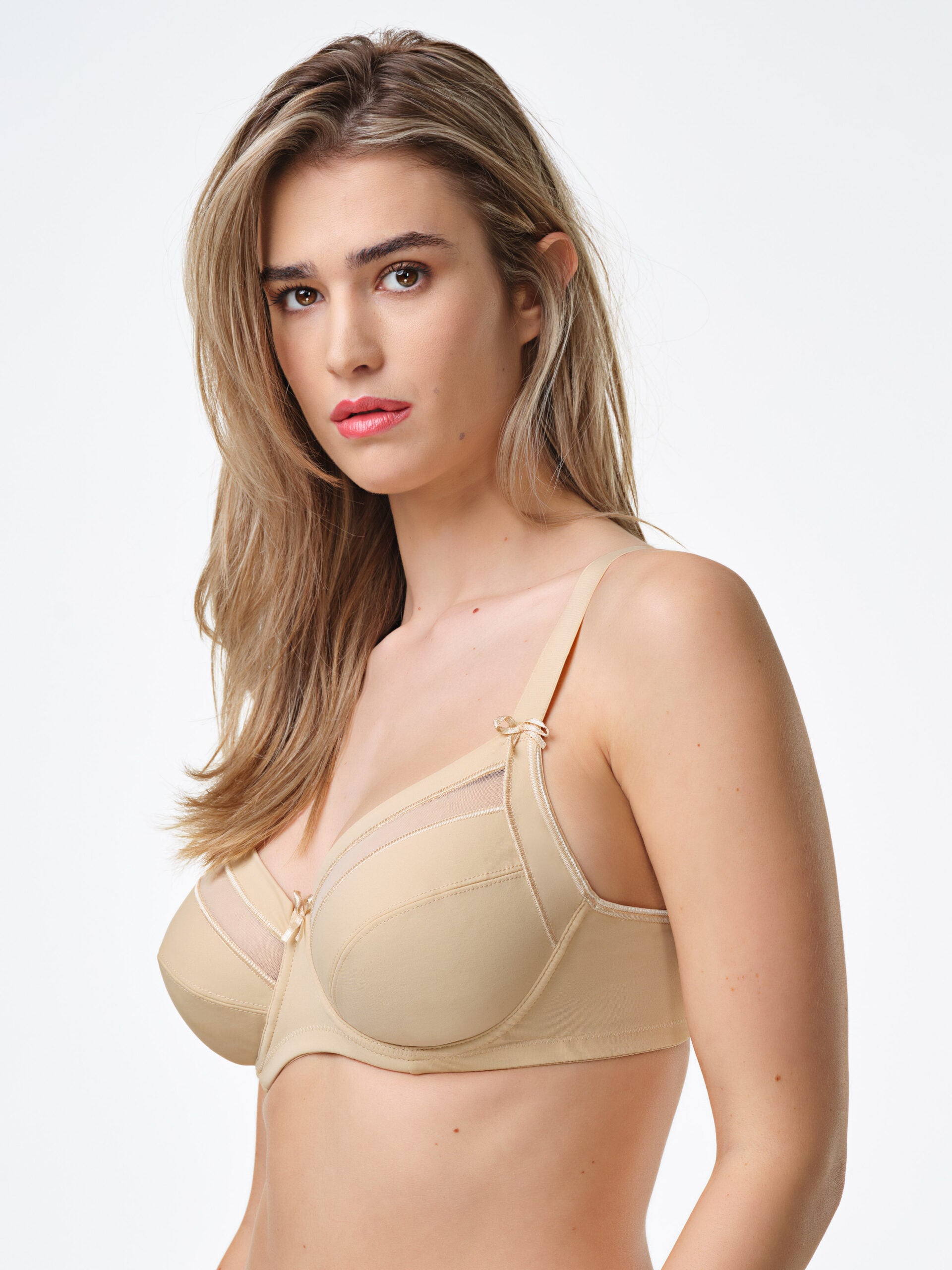 Reggiseno con ferretto, tessuto elasticizzato e inserti in tulle sulla coppa, colore nudo.