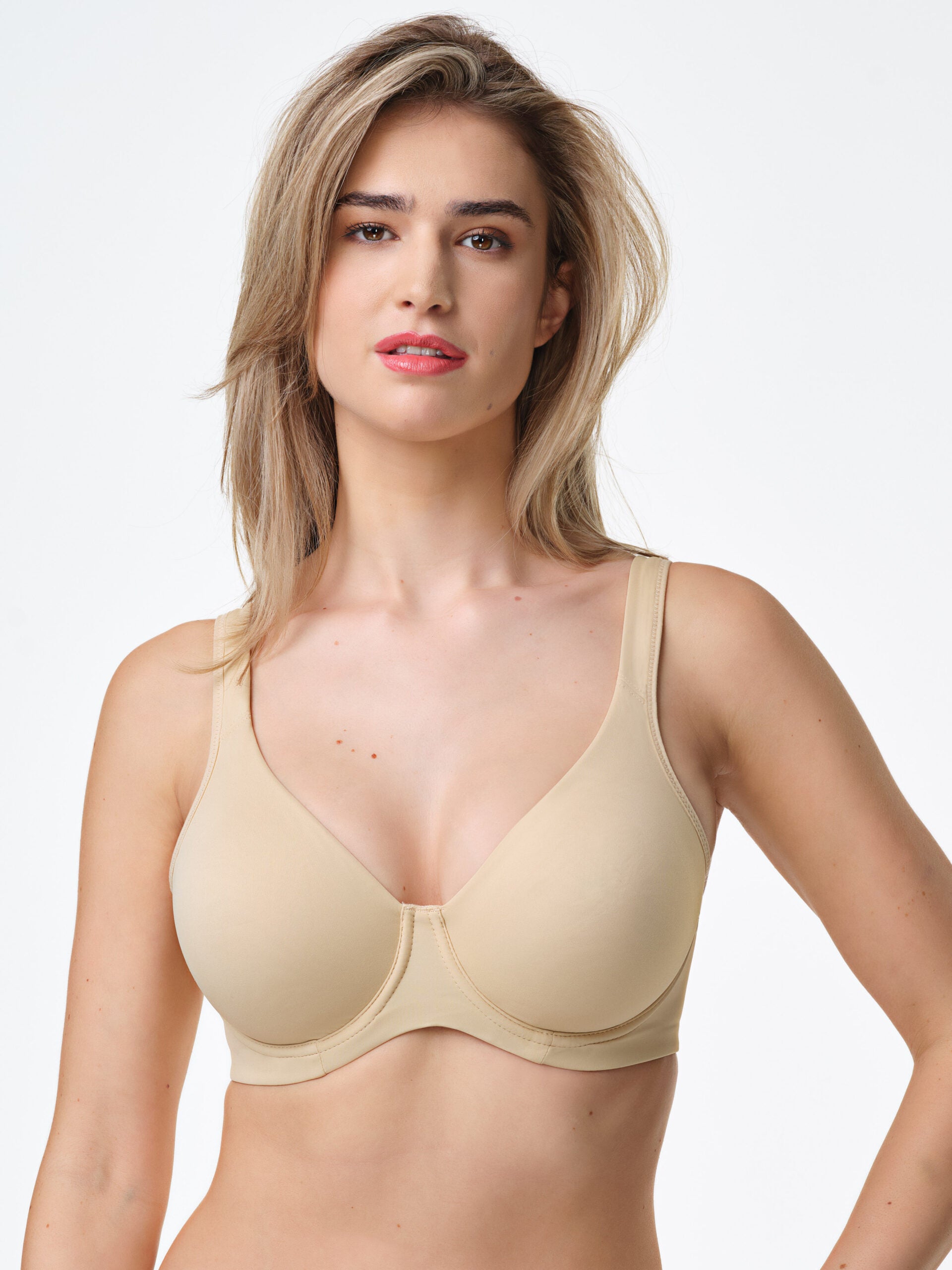 Reggiseno con ferretto in microfibra, coppe preformate e spalline larghe, colore nudo.