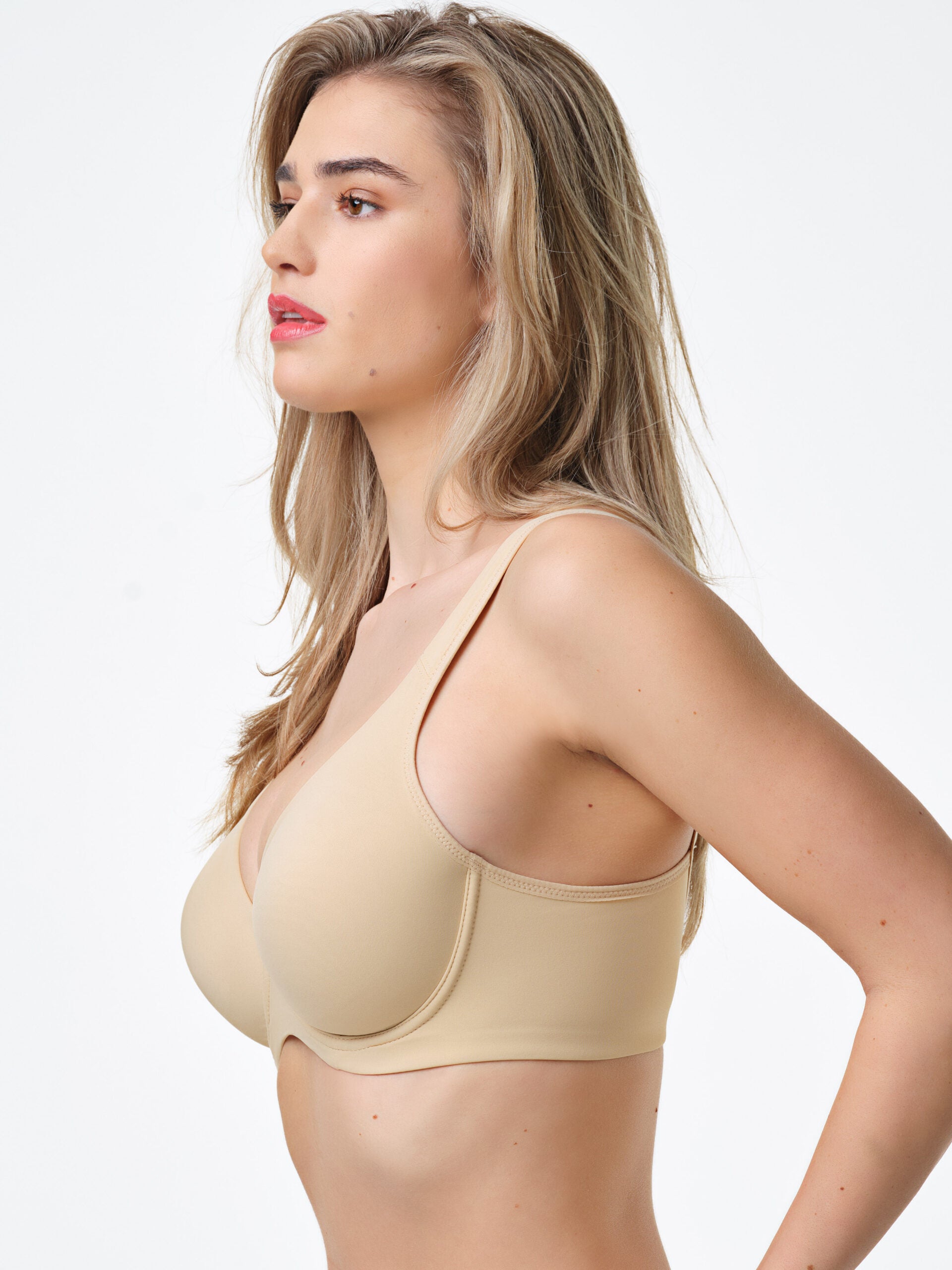 Reggiseno con ferretto in microfibra, coppe preformate, colore nudo.