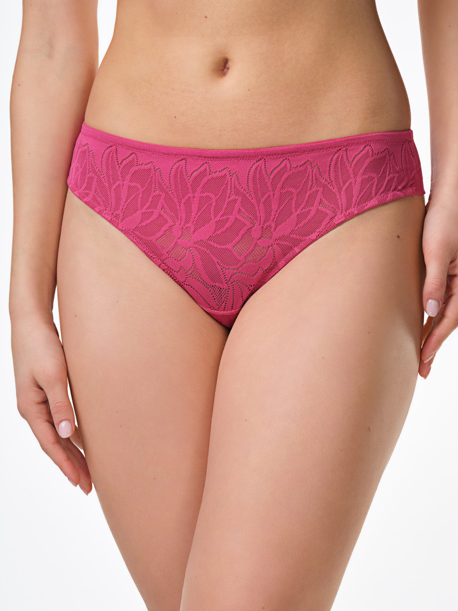 Brasiliana ciliegia in jacquard floreale, taglio vivo sul retro.