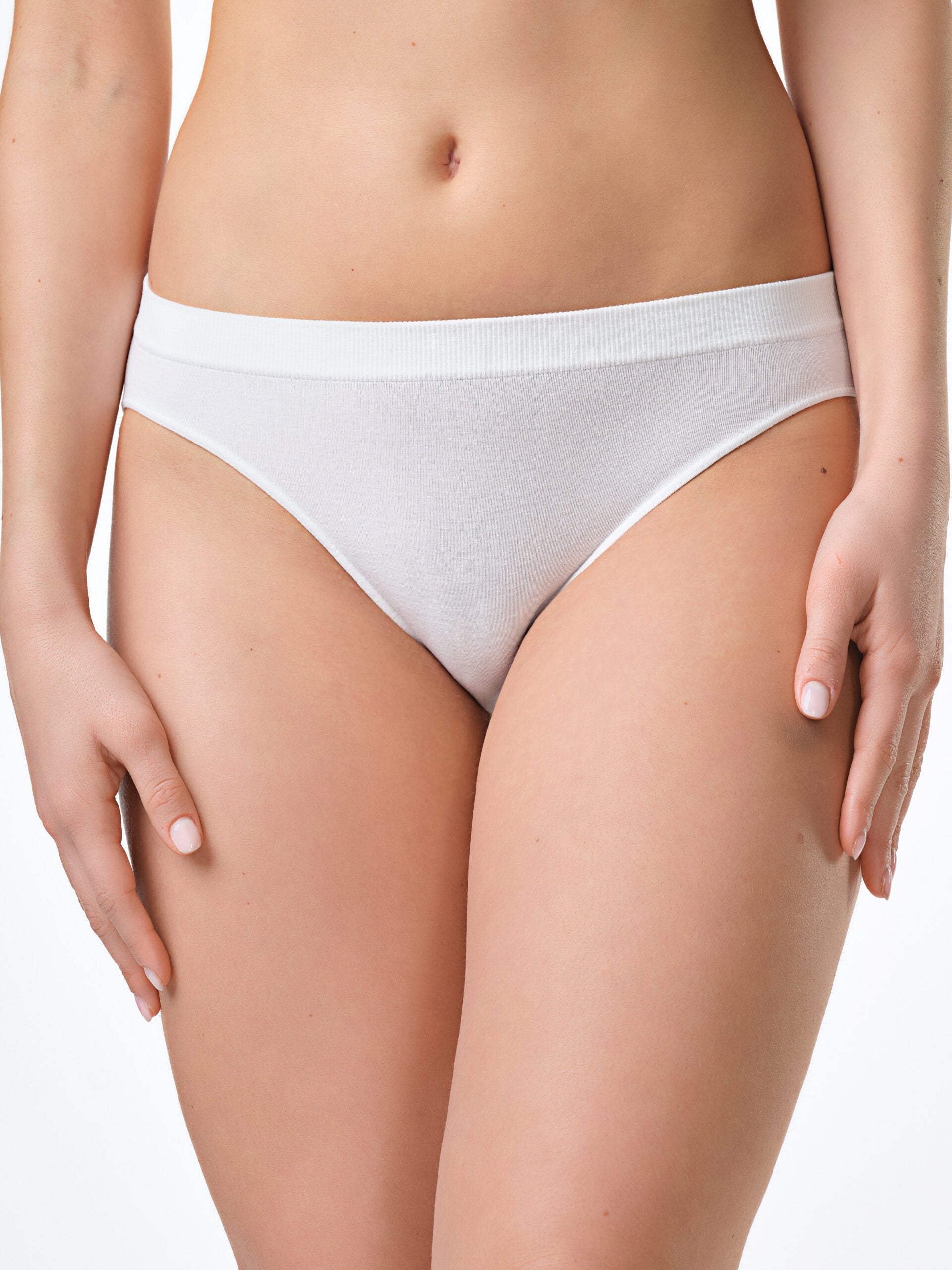 Slip bianco in fibra di bamboo con fascia elastica in vita.