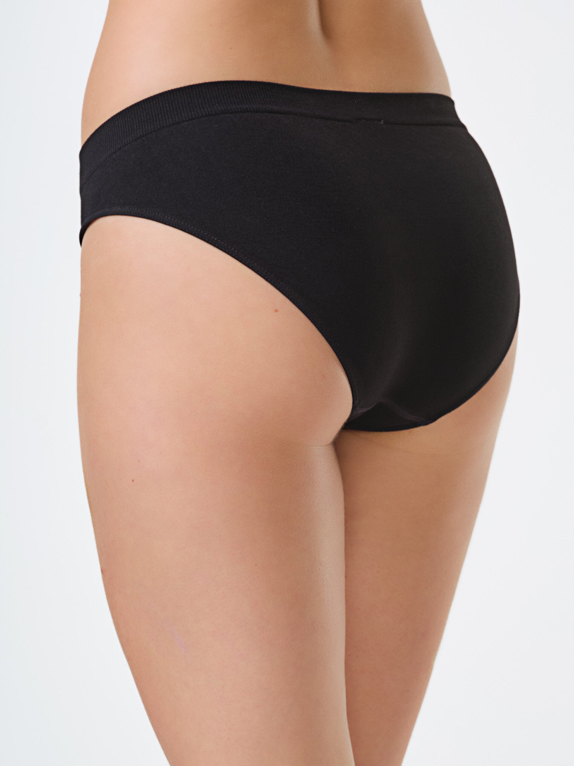 Slip nero in morbida fibra di bamboo, vista posteriore.