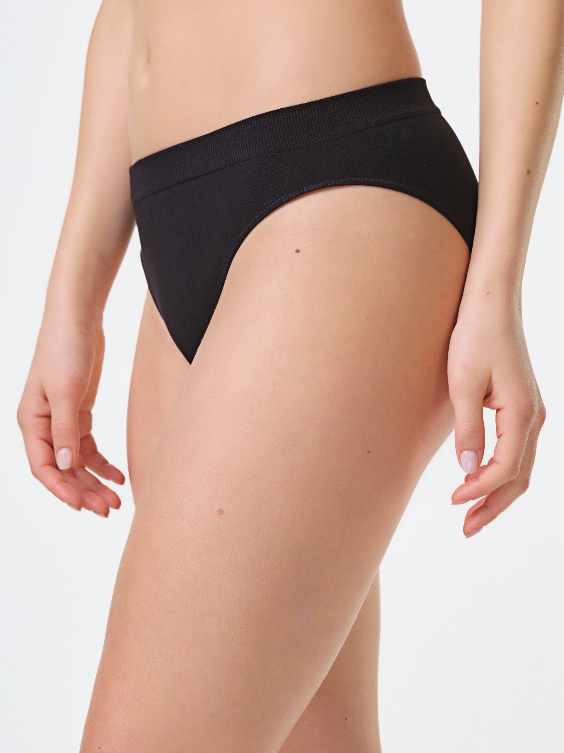 Slip nero in fibra di bamboo, a vita media, traspirante e antibatterico.