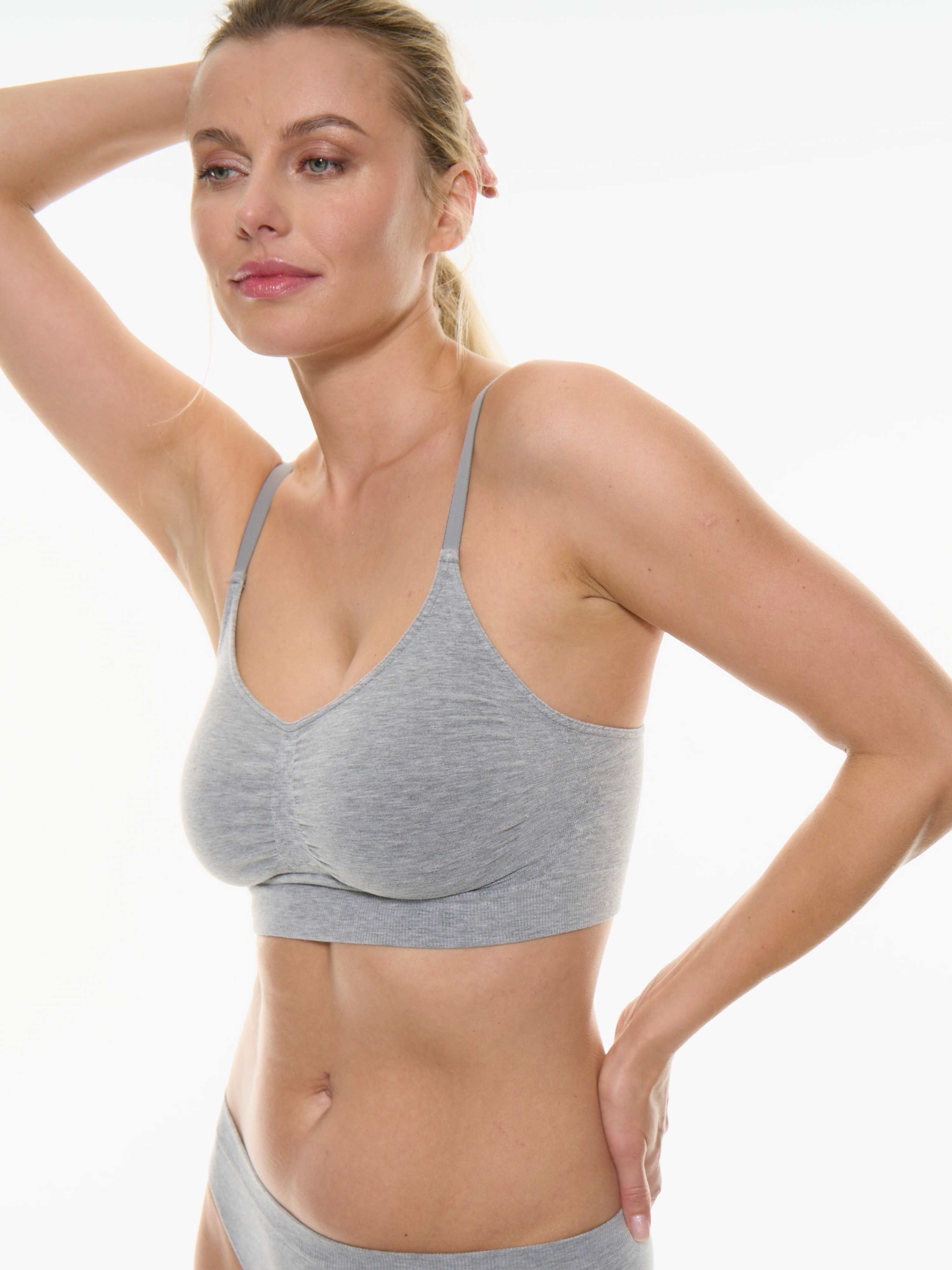 Bralette grigia in fibra di bamboo con spalline regolabili ed effetto shape.