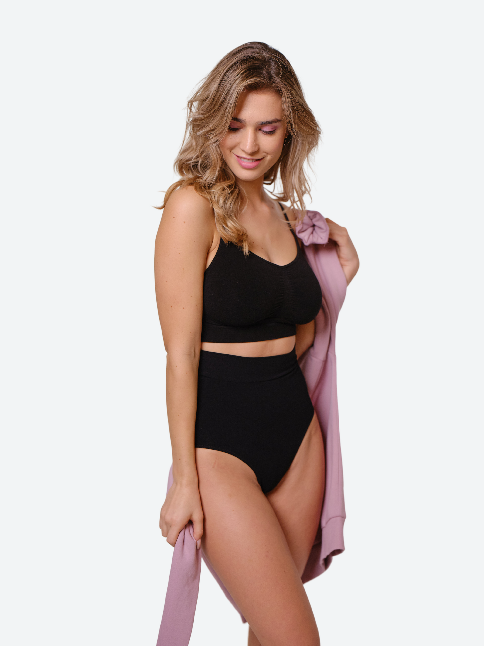 Bralette nera con spalline regolabili in fibra di bamboo, effetto shape.