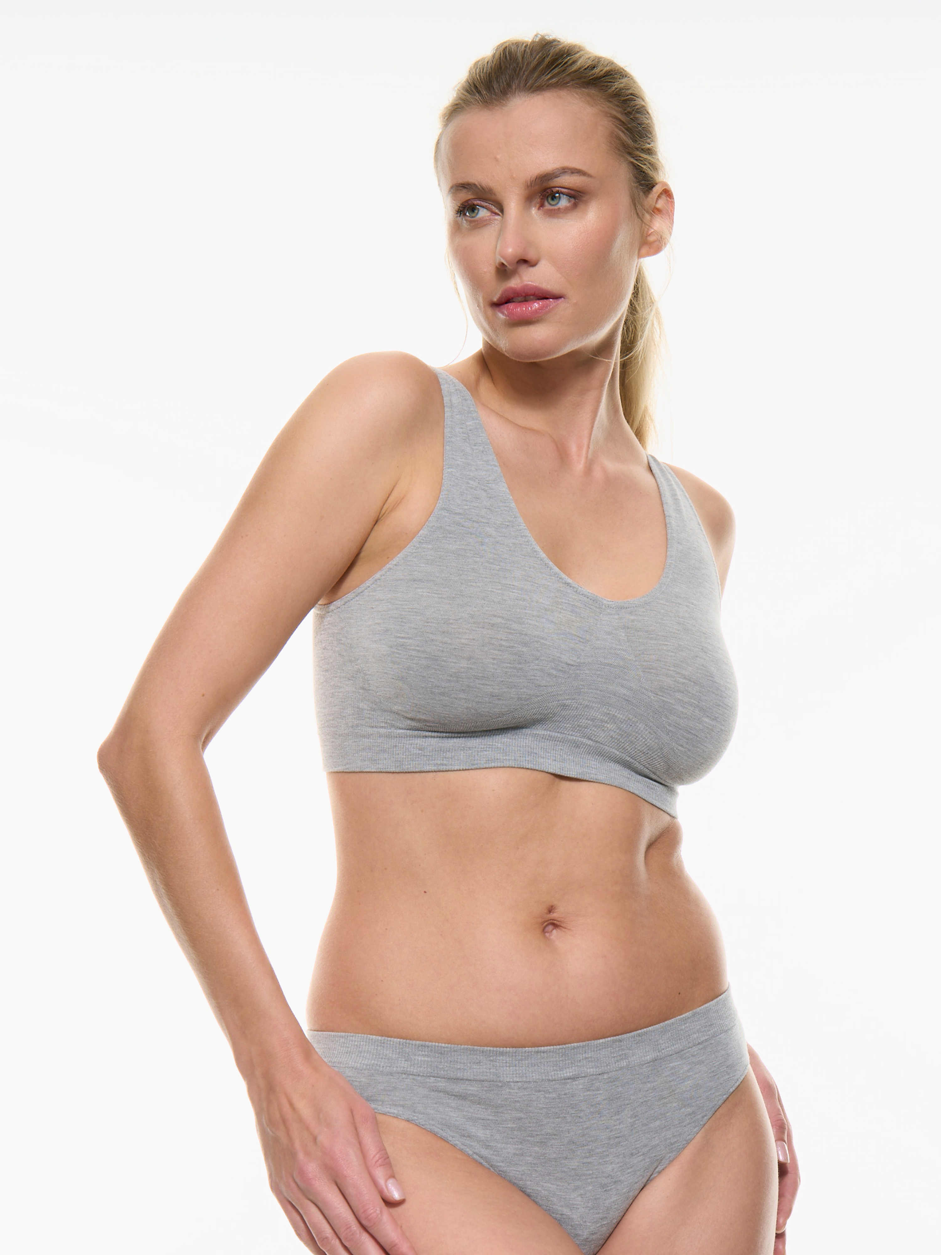 Bralette grigia spalla larga in fibra di bamboo, traspirante e antibatterica.