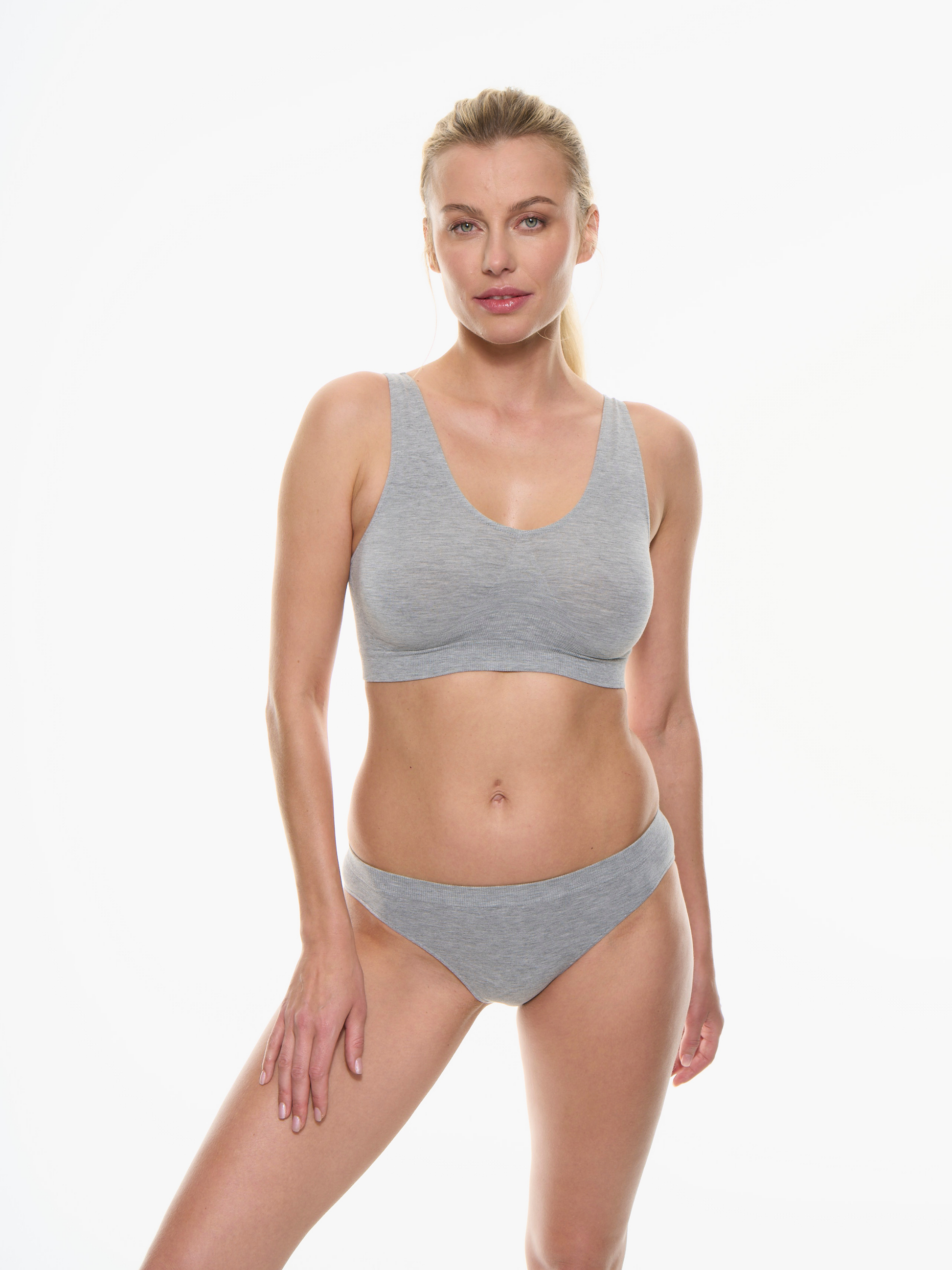 Bralette grigia spalla larga in fibra di bamboo, con slip coordinato.