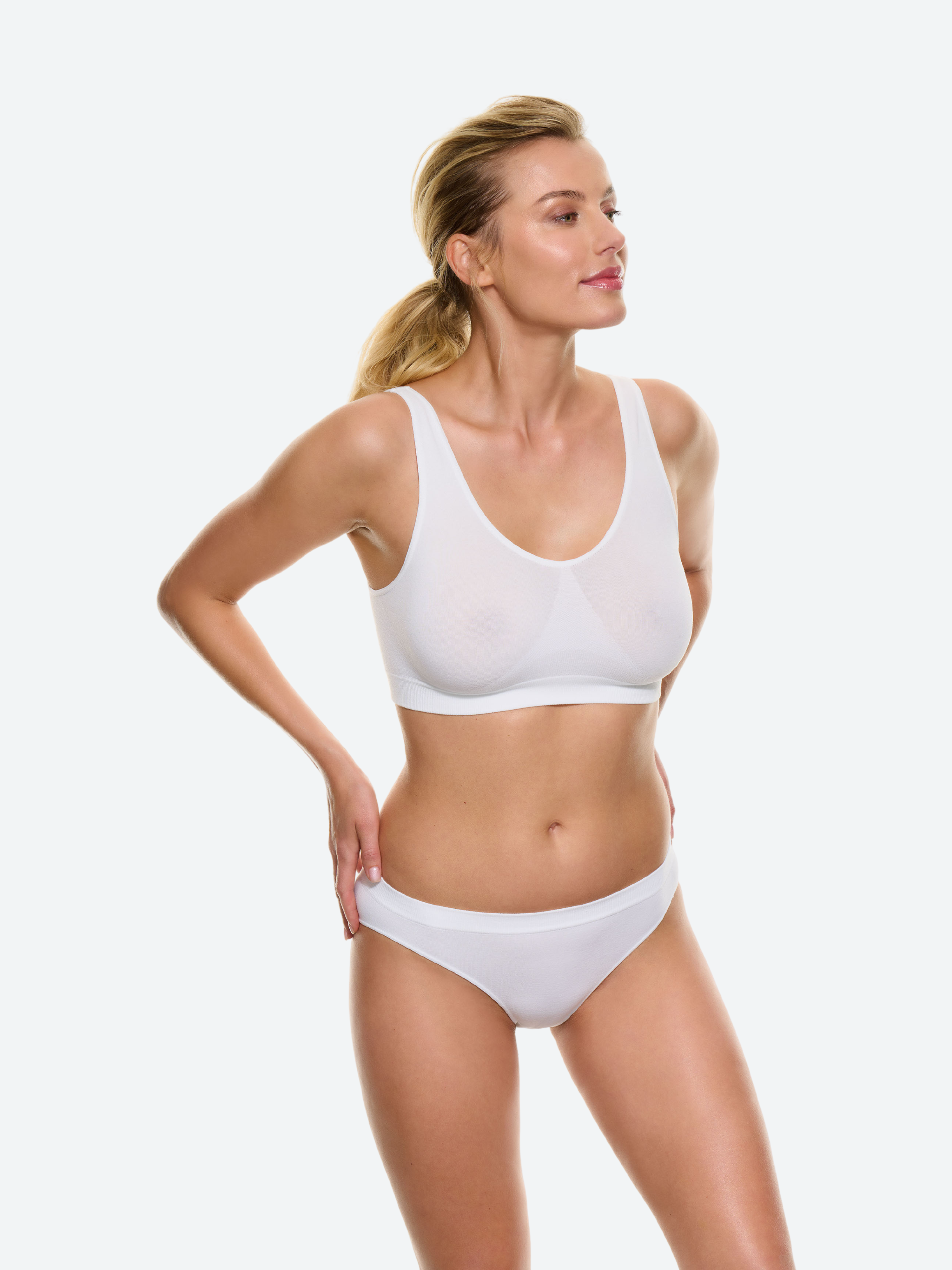 Slip bianco in fibra di bamboo, traspirante e antibatterico.