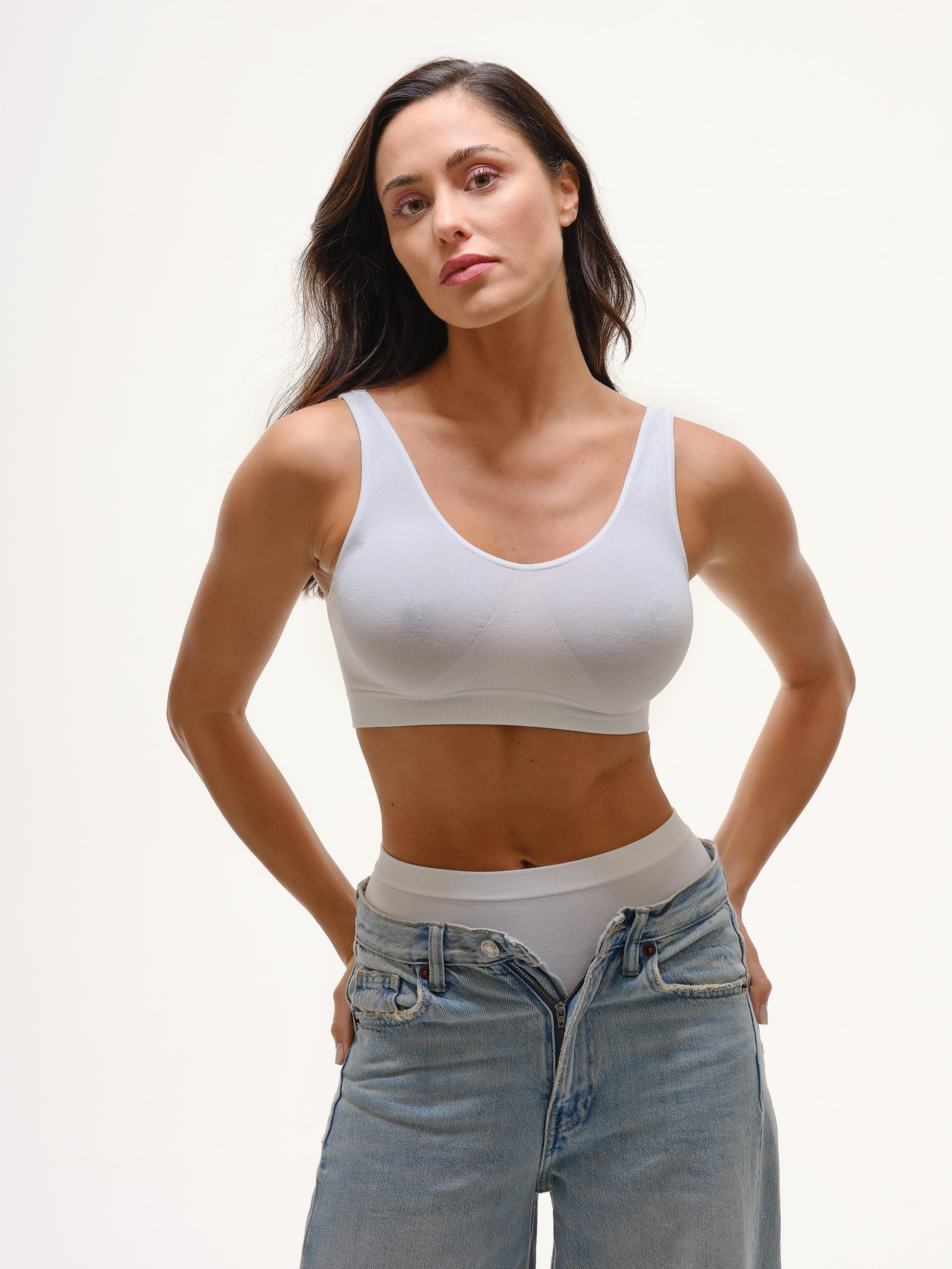 Bralette bianca a spalla larga in fibra di bamboo, indossata.