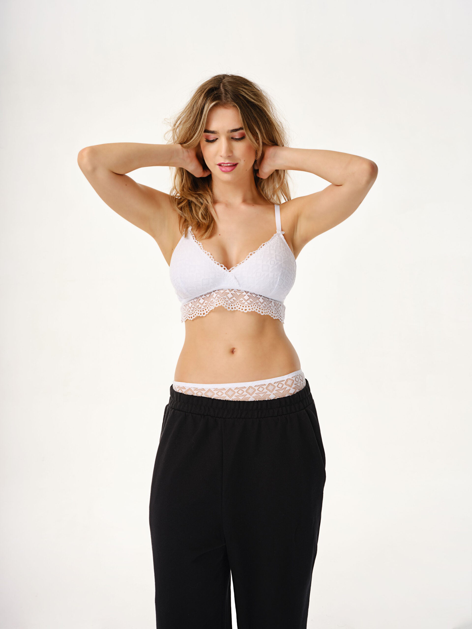 Top a triangolo bianco in pizzo geometrico jacquardtronic, con spalline incrociabili.