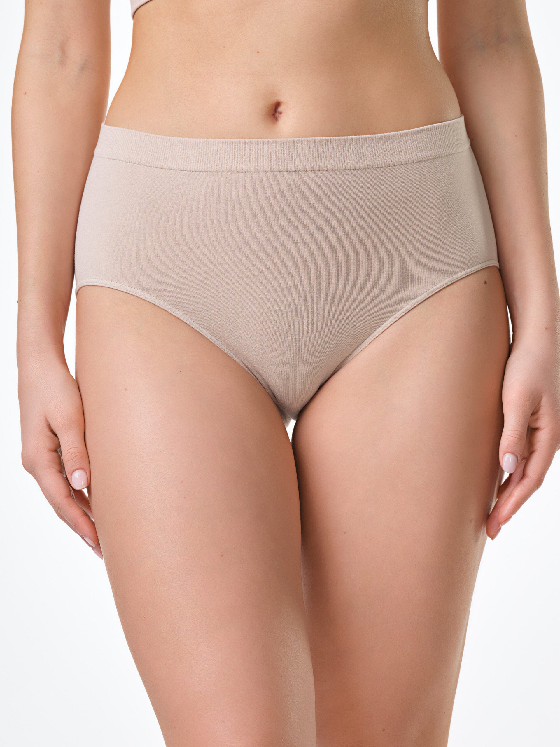 Slip vita alta in fibra di bamboo cipria, tessuto liscio e traspirante.