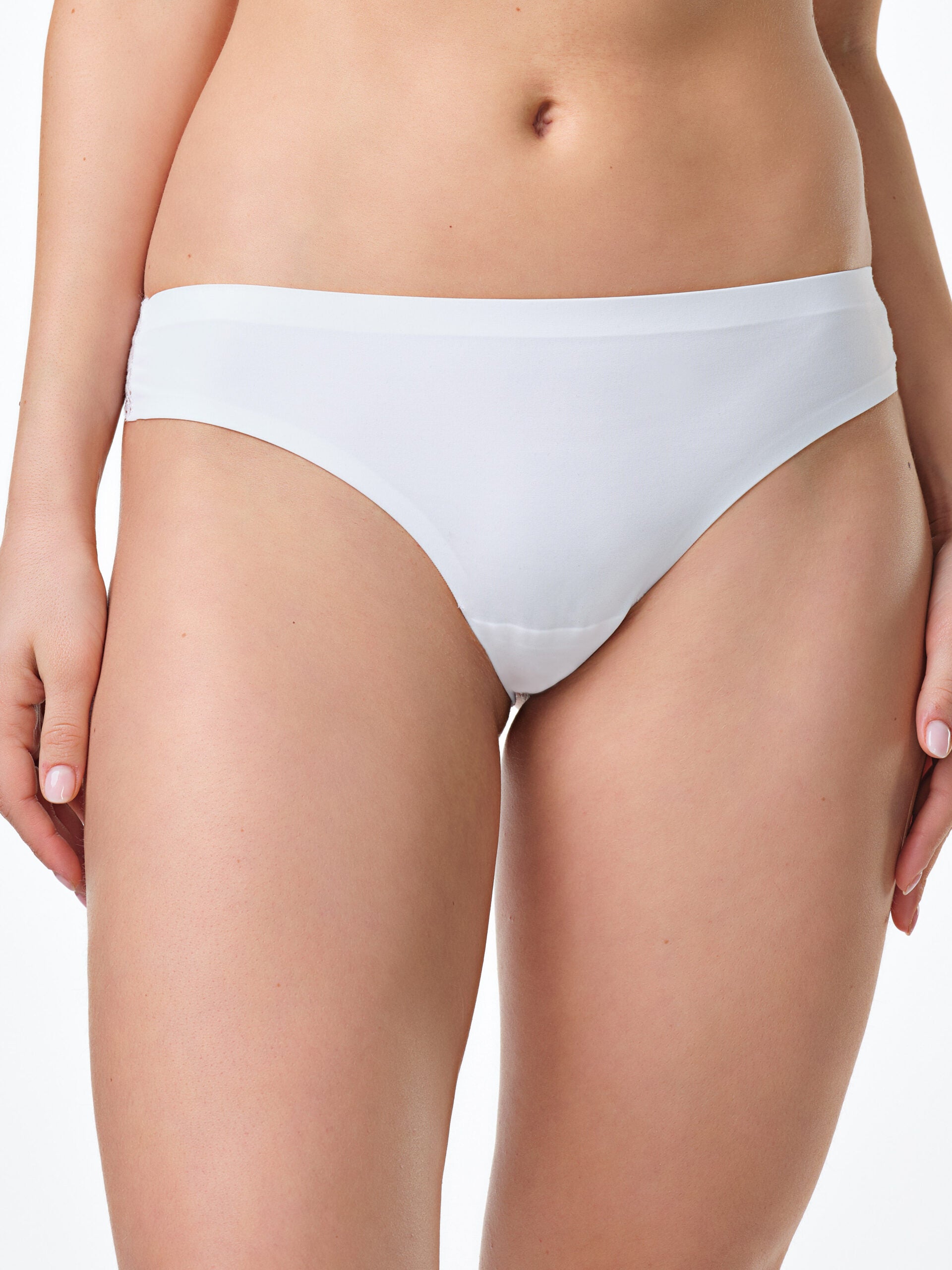 Brasiliana bianca in microfibra termonastrata, dettaglio pizzo geometrico laterale.