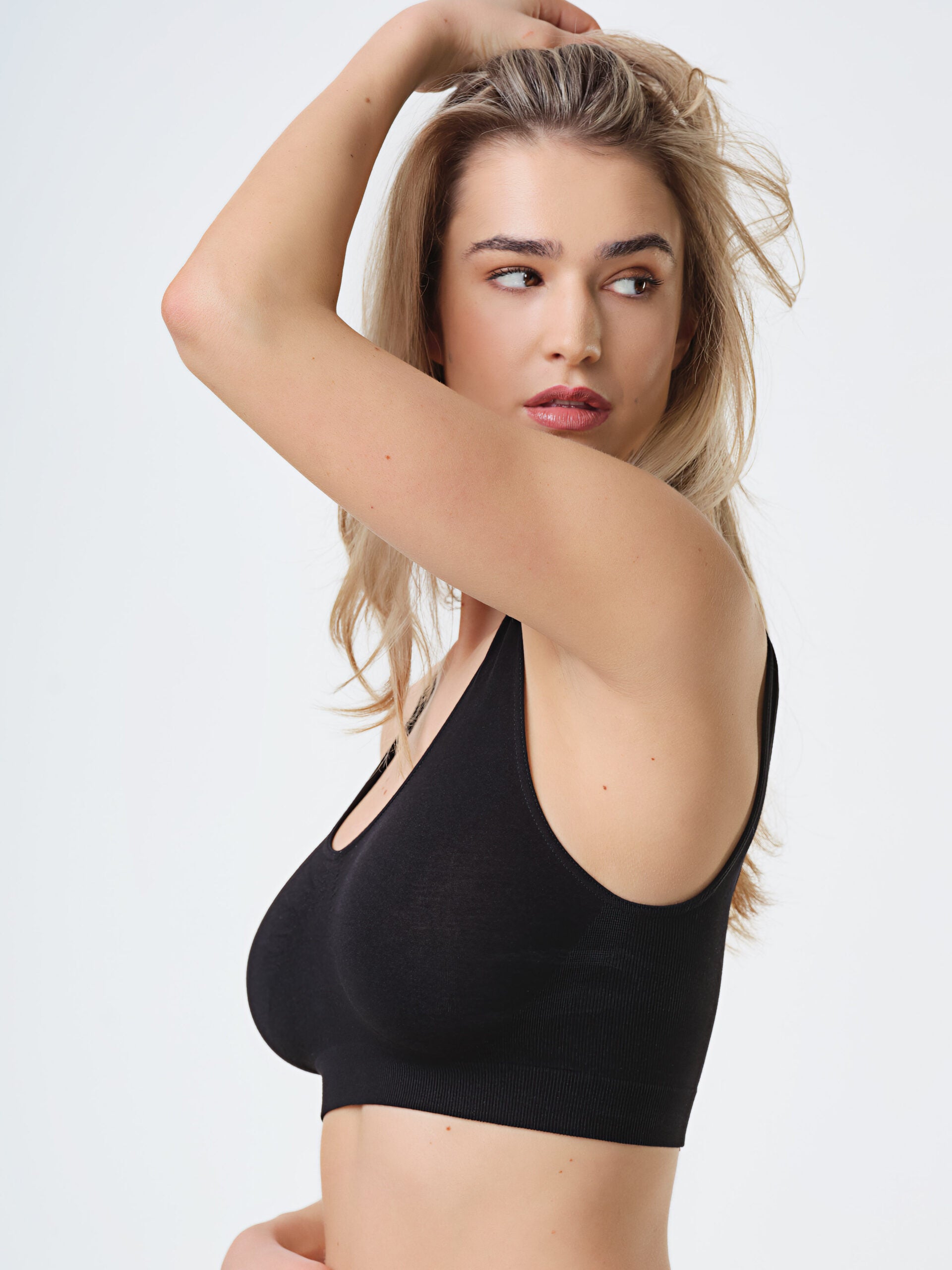 Bralette nera a spalla larga in fibra di bamboo, vista laterale.