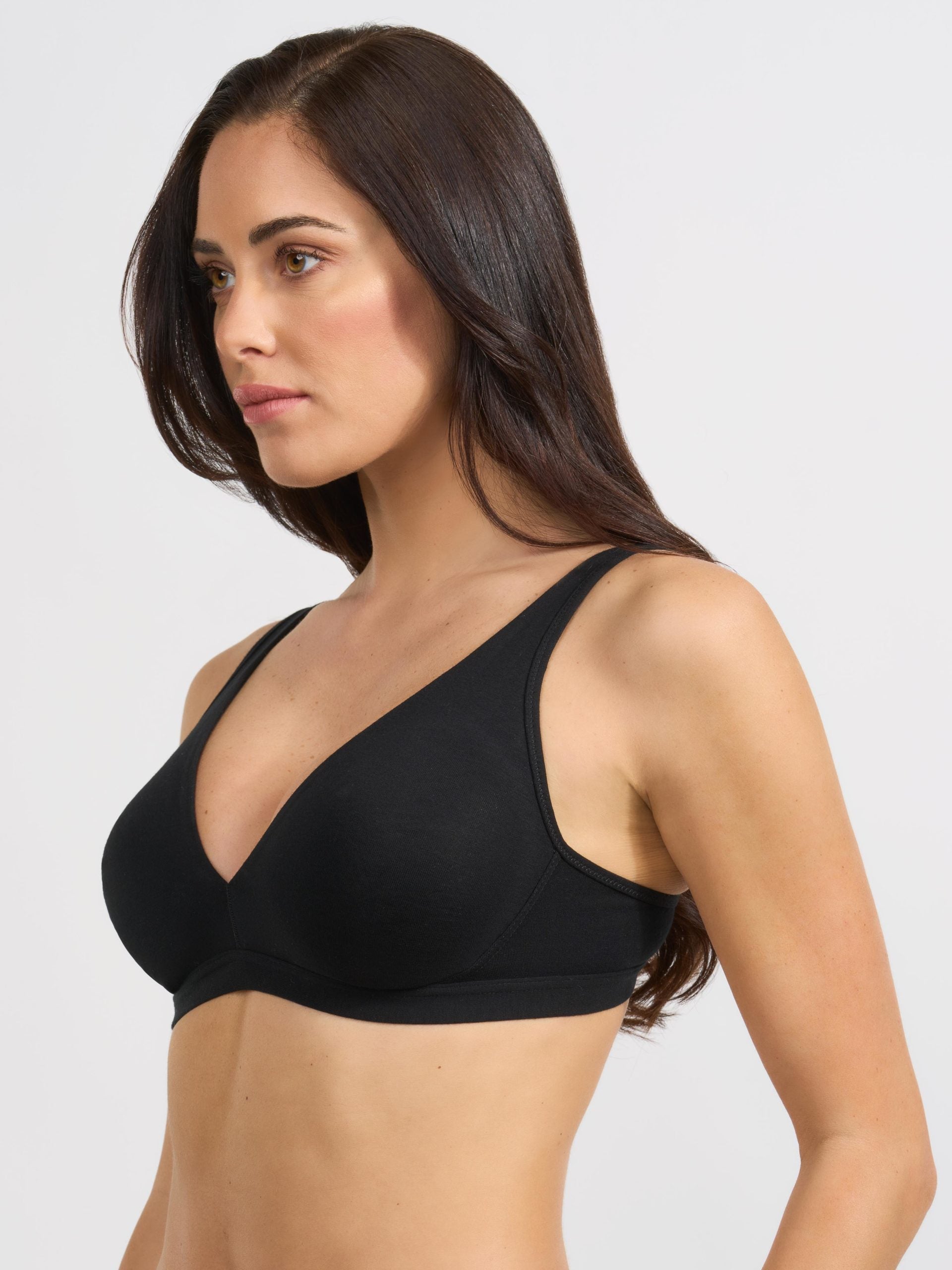 Reggiseno nero in cotone elasticizzato con coppe preformate e spalline larghe.