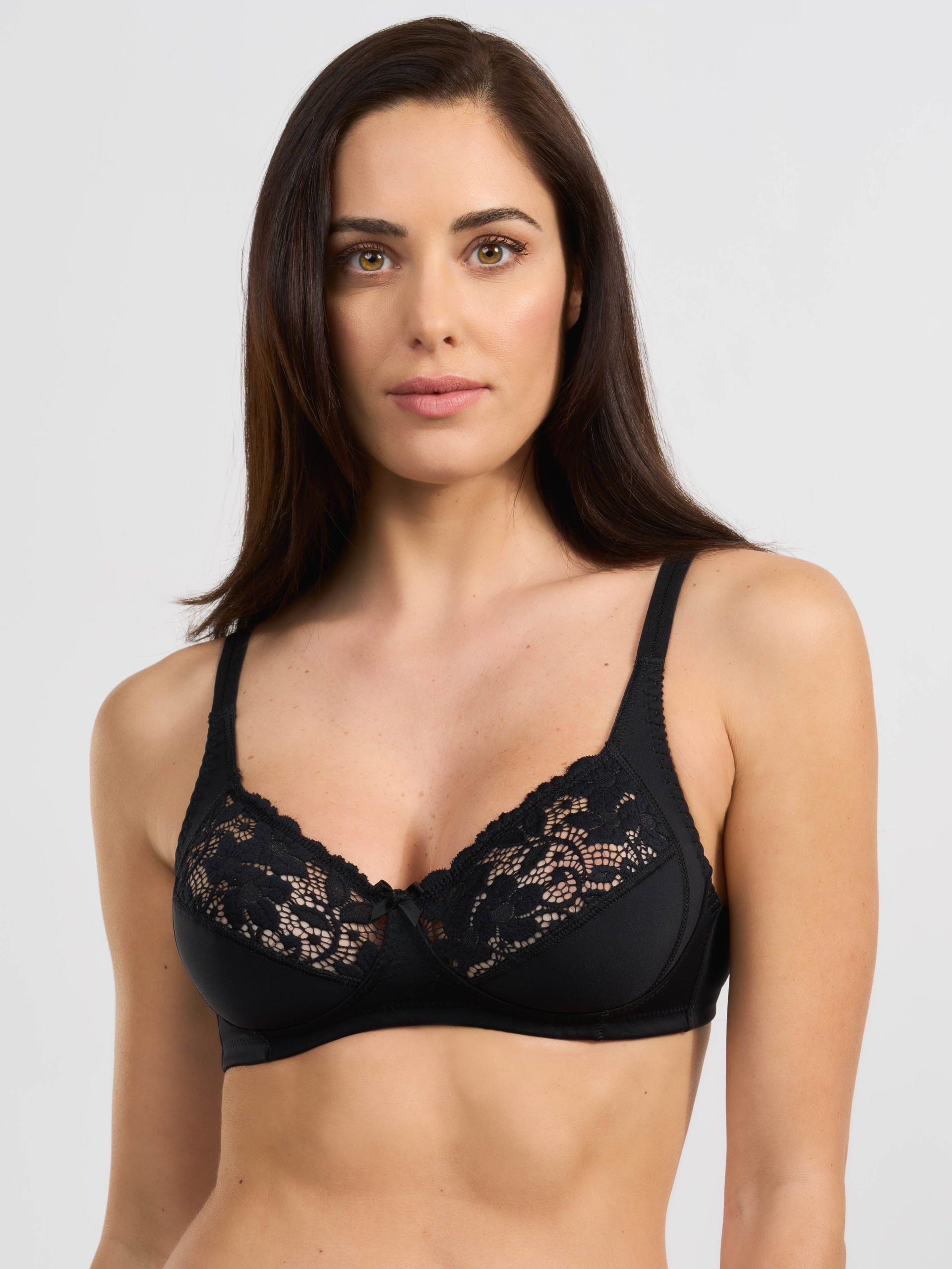 Reggiseno nero in tessuto elasticizzato con pizzo decorativo sulle coppe.
