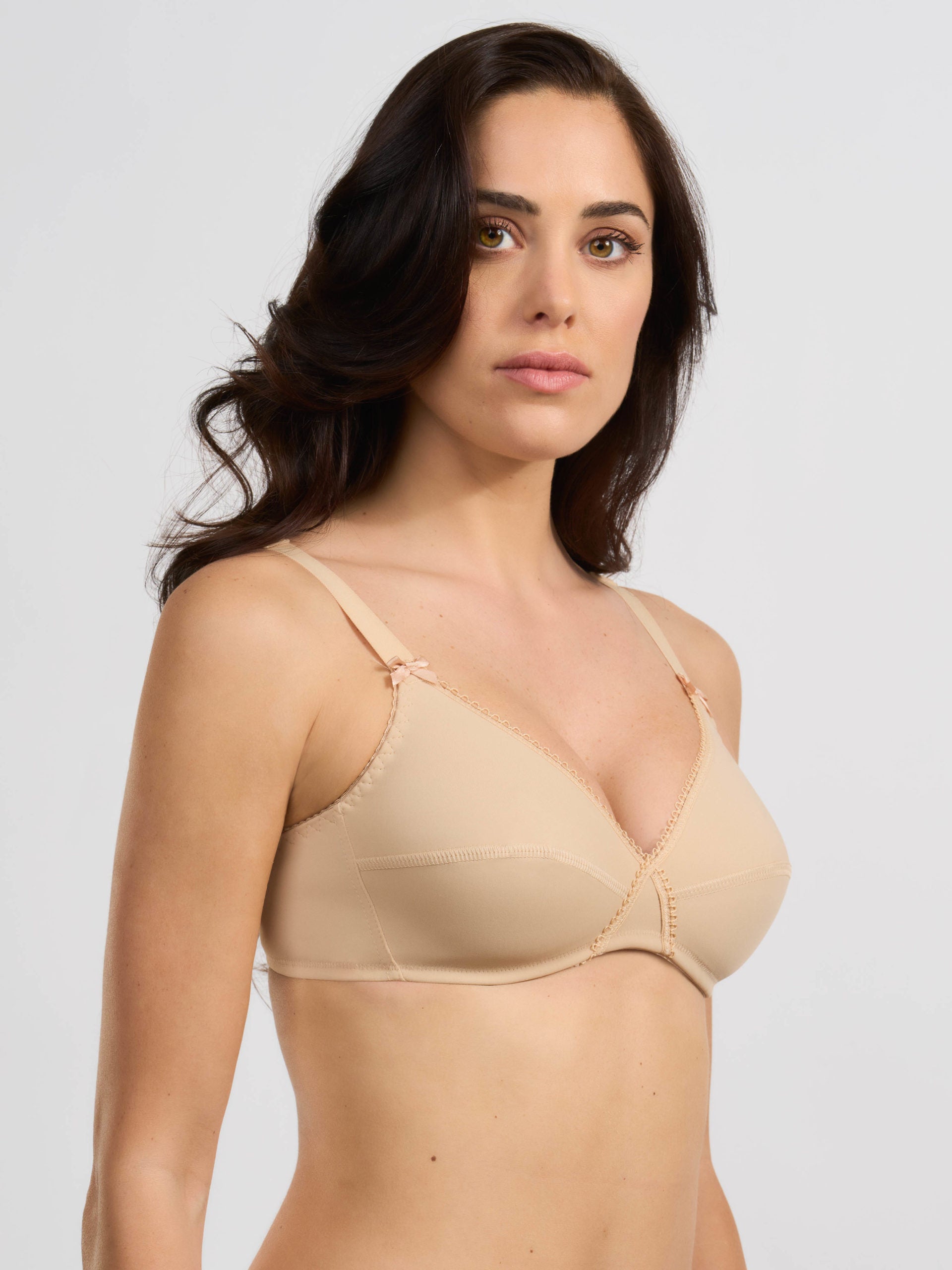 Reggiseno elasticizzato color nudo con spalline regolabili e dettagli in pizzo.