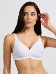 Reggiseno bianco in cotone elasticizzato con coppe preformate e spalline larghe.