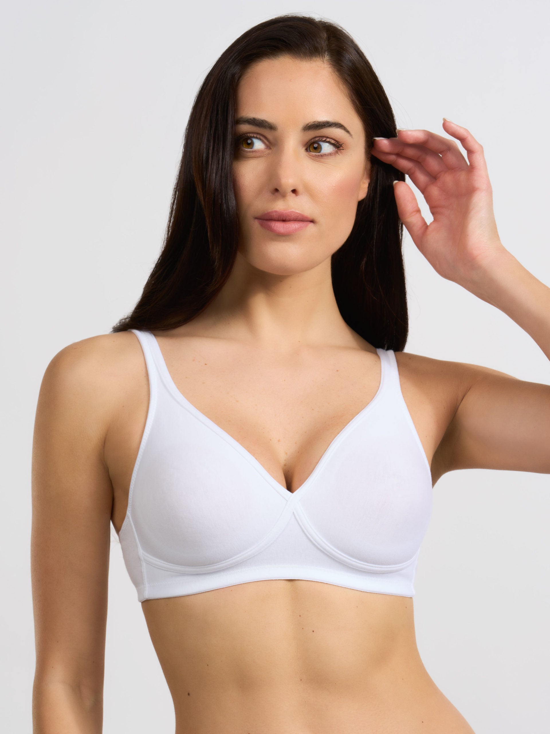 Reggiseno bianco in cotone elasticizzato con coppe preformate e spalline larghe.