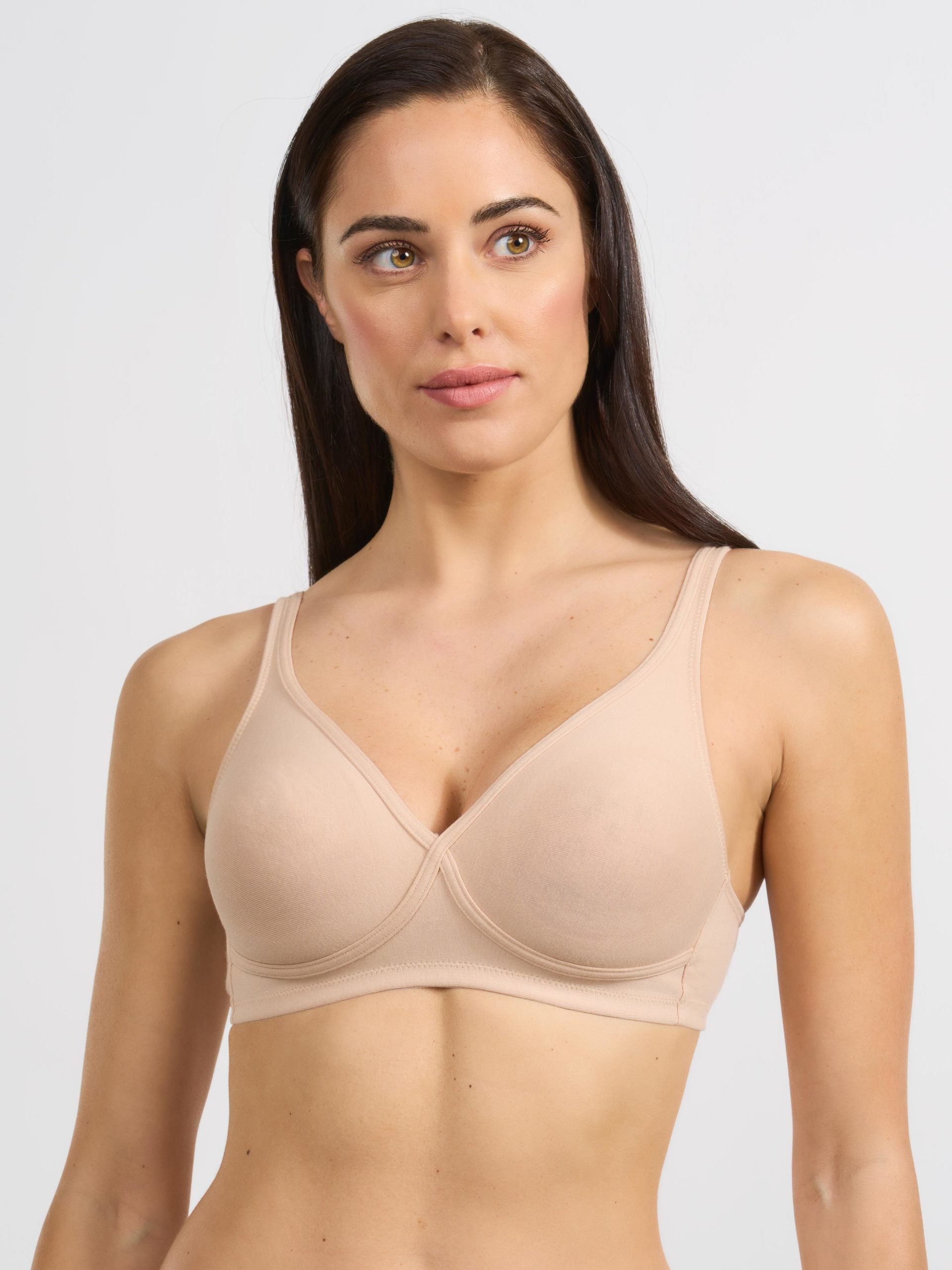 Reggiseno in cotone elasticizzato color nudo con coppe preformate e spalline regolabili.