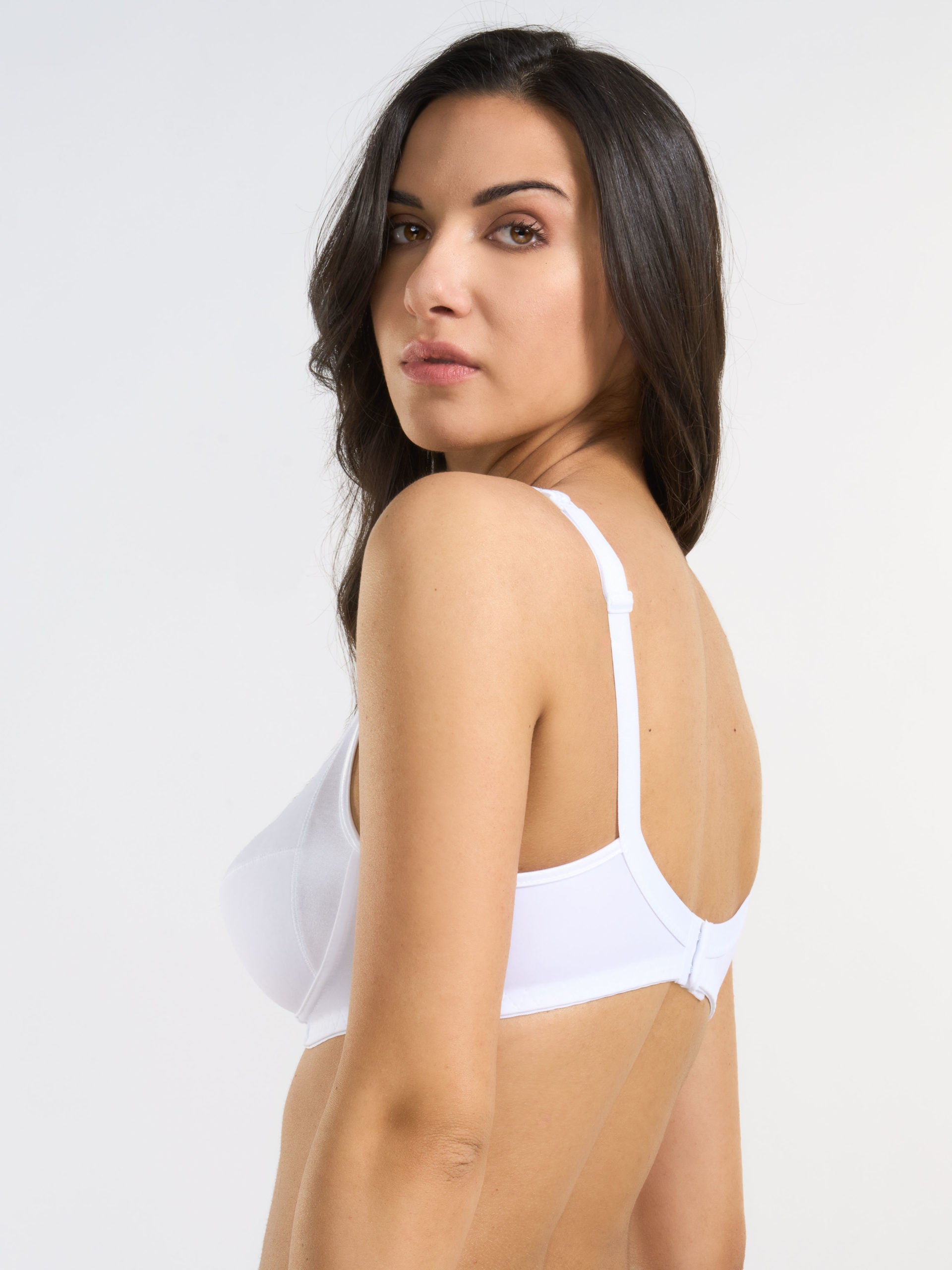 Reggiseno bianco in tessuto elasticizzato con inserti in raso, vista laterale.