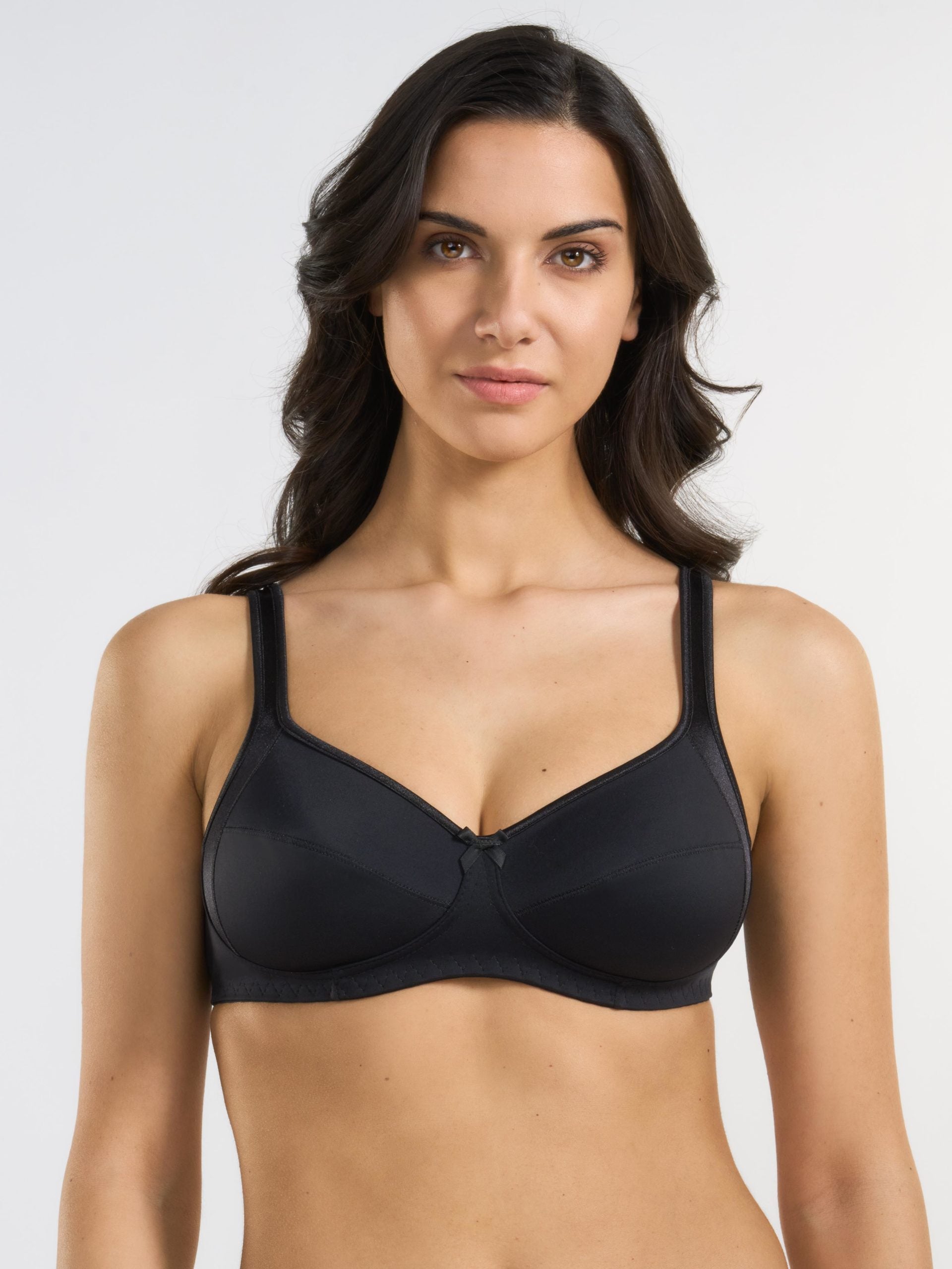 Reggiseno nero elasticizzato con inserti in raso e spalline larghe.