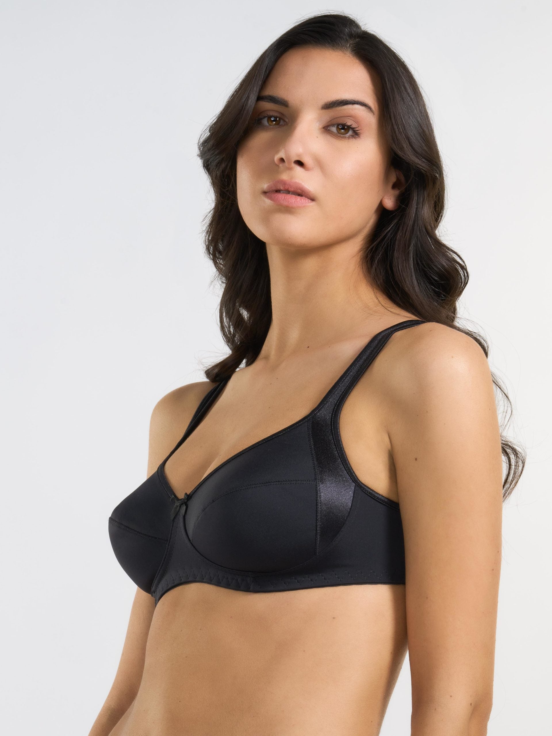 Reggiseno nero elasticizzato con inserti in raso elastico, modello Spiman 2291.