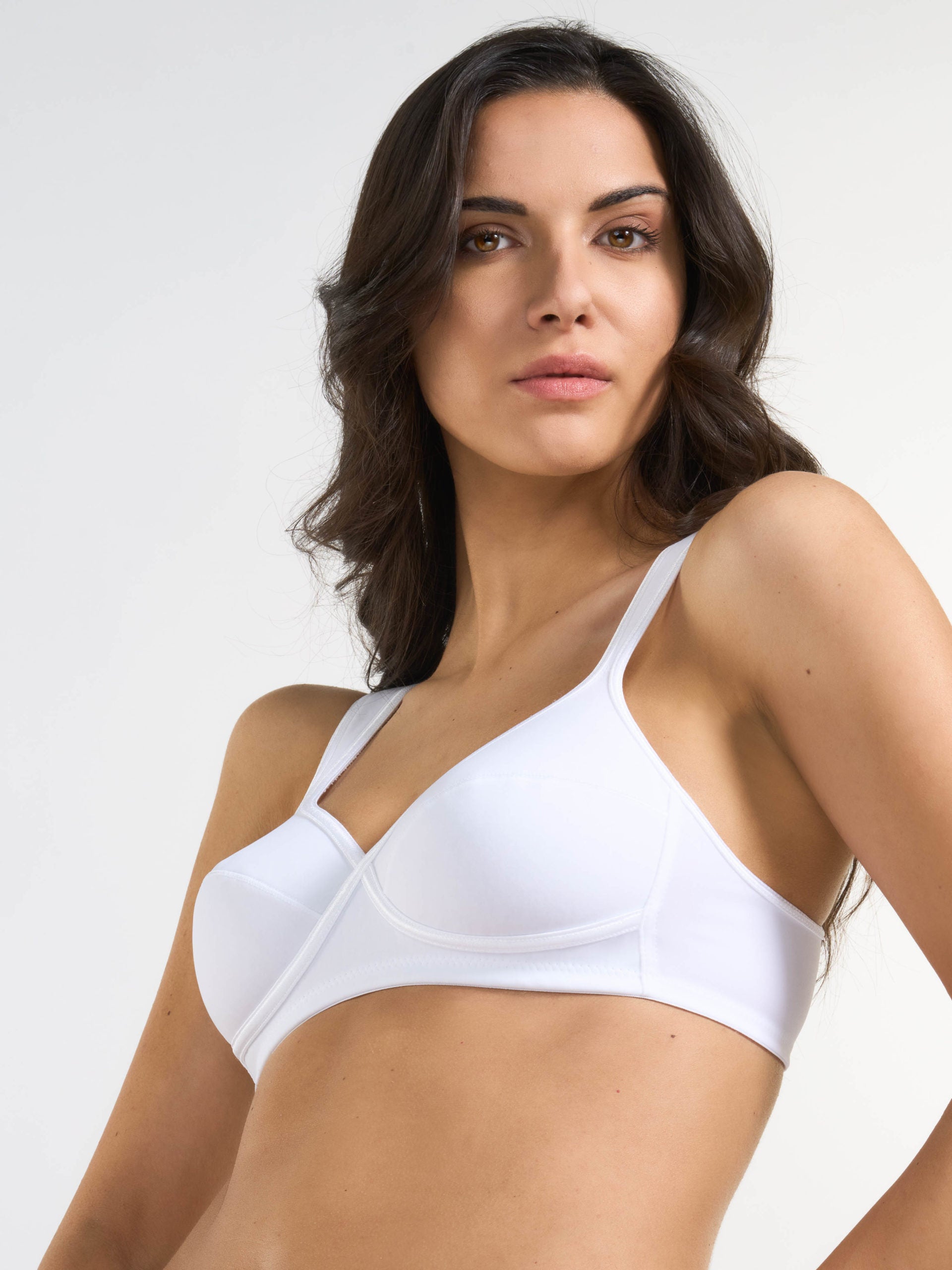 Reggiseno bianco in tessuto elasticizzato con inserti in raso, spallina anatomica imbottita.