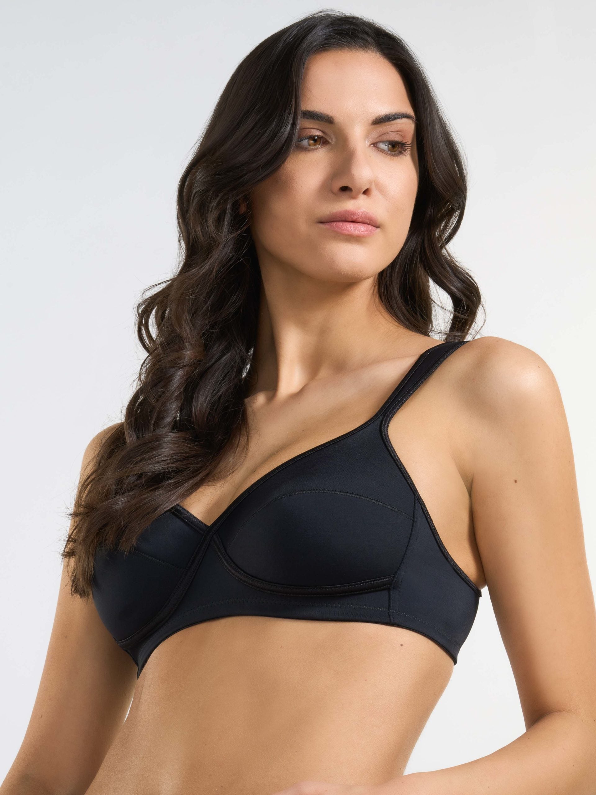 Reggiseno nero elasticizzato con inserti in raso e spallina anatomica imbottita.