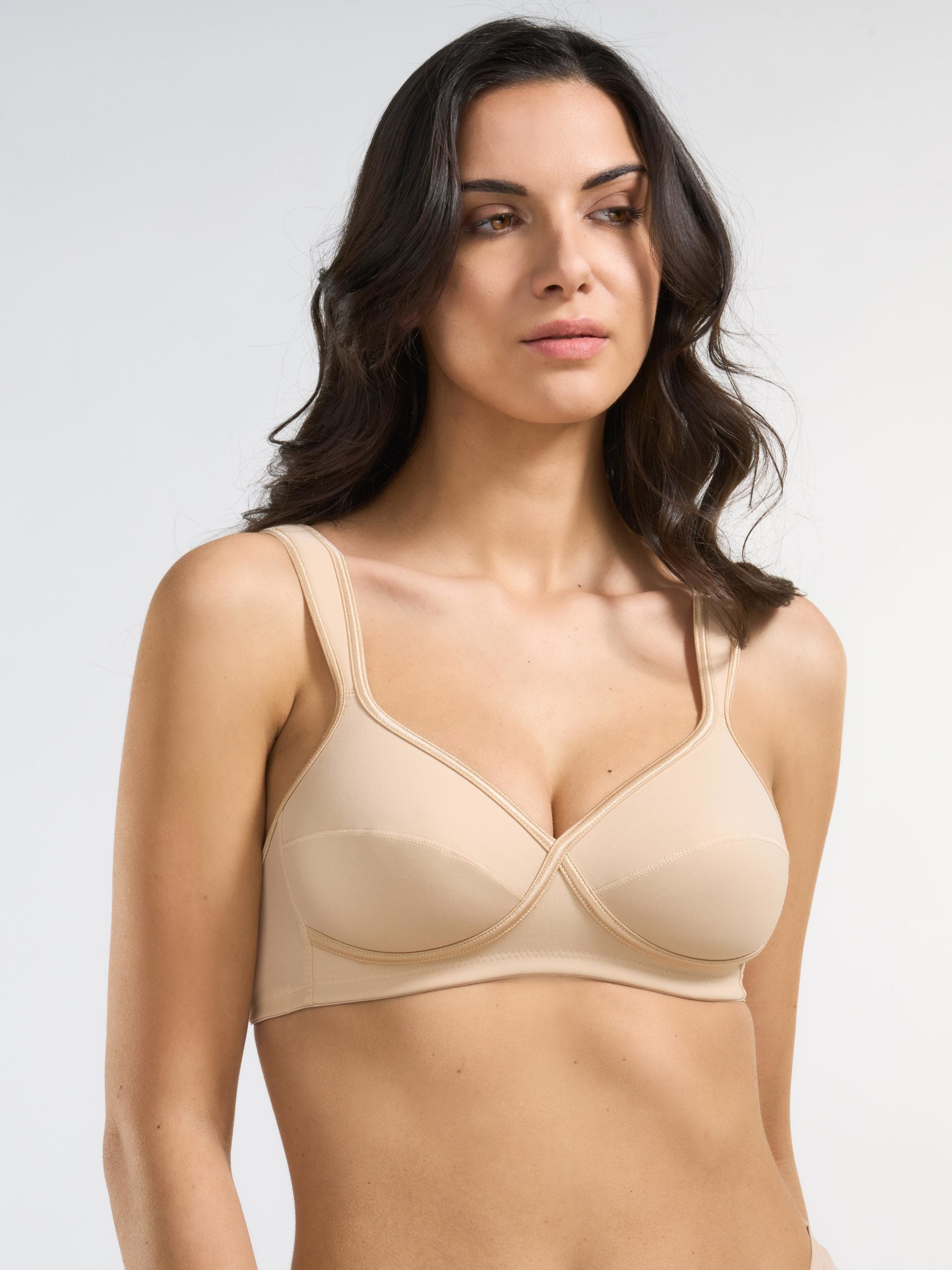 Reggiseno elasticizzato con inserti in raso e spalline imbottite, colore nudo.