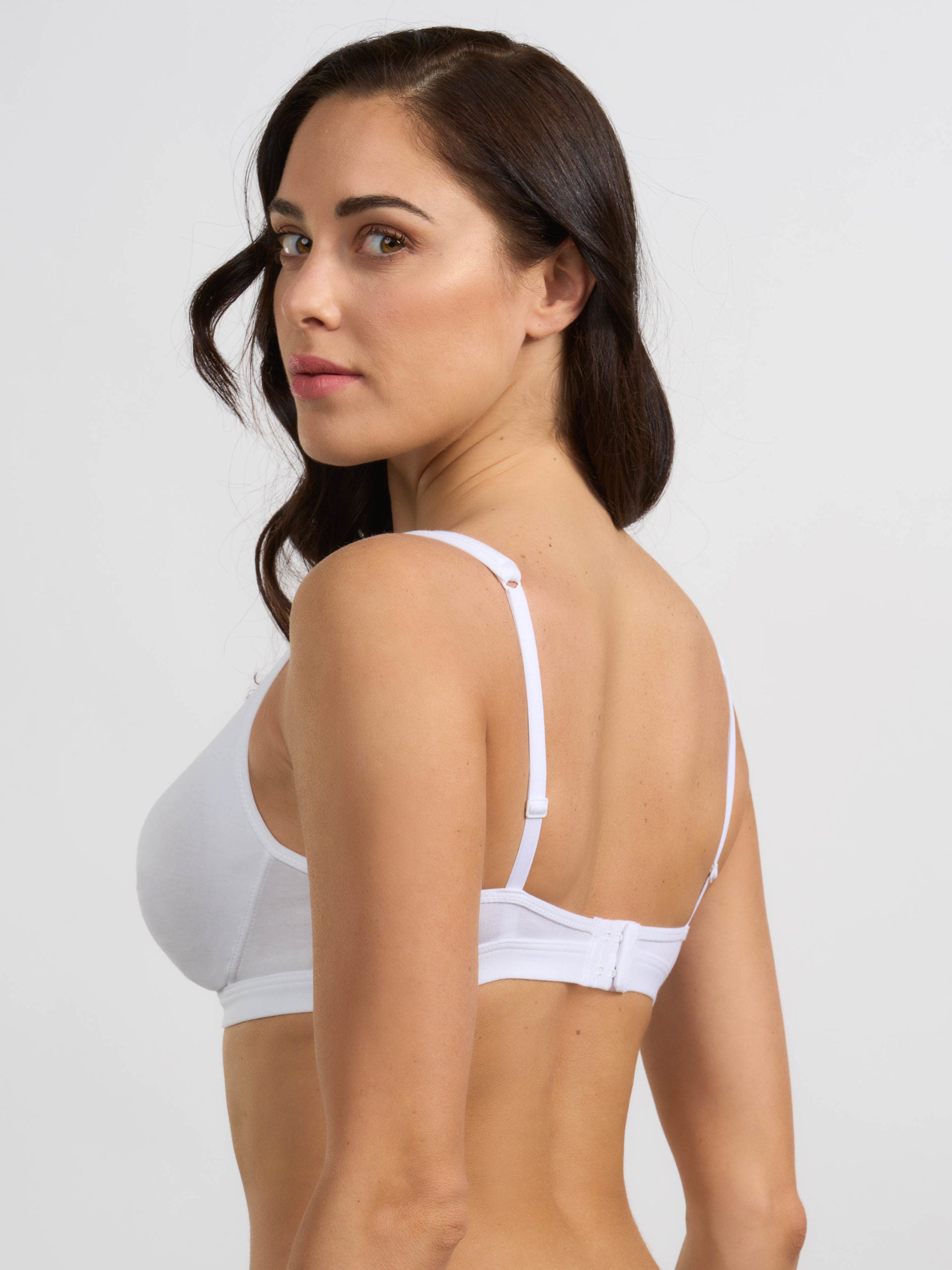 Reggiseno bianco in cotone elasticizzato con coppe preformate e spalline regolabili.