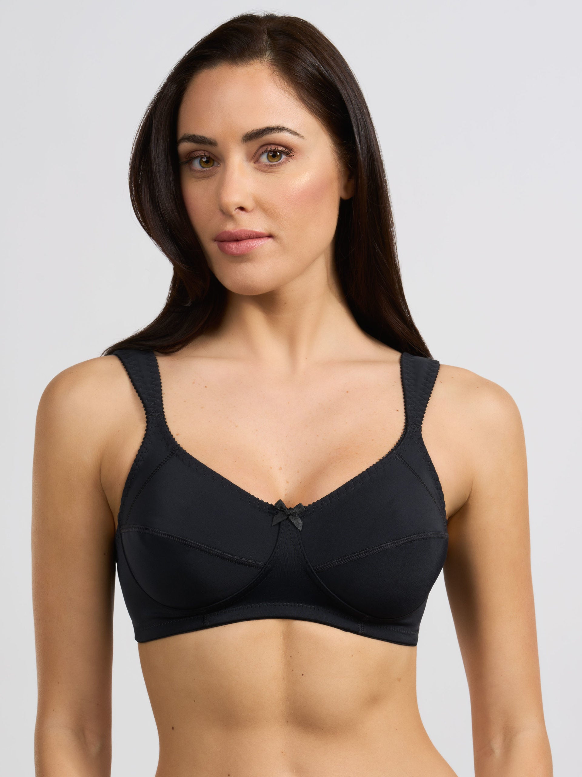 Reggiseno nero elasticizzato con spallina anatomica imbottita e fiocco centrale.