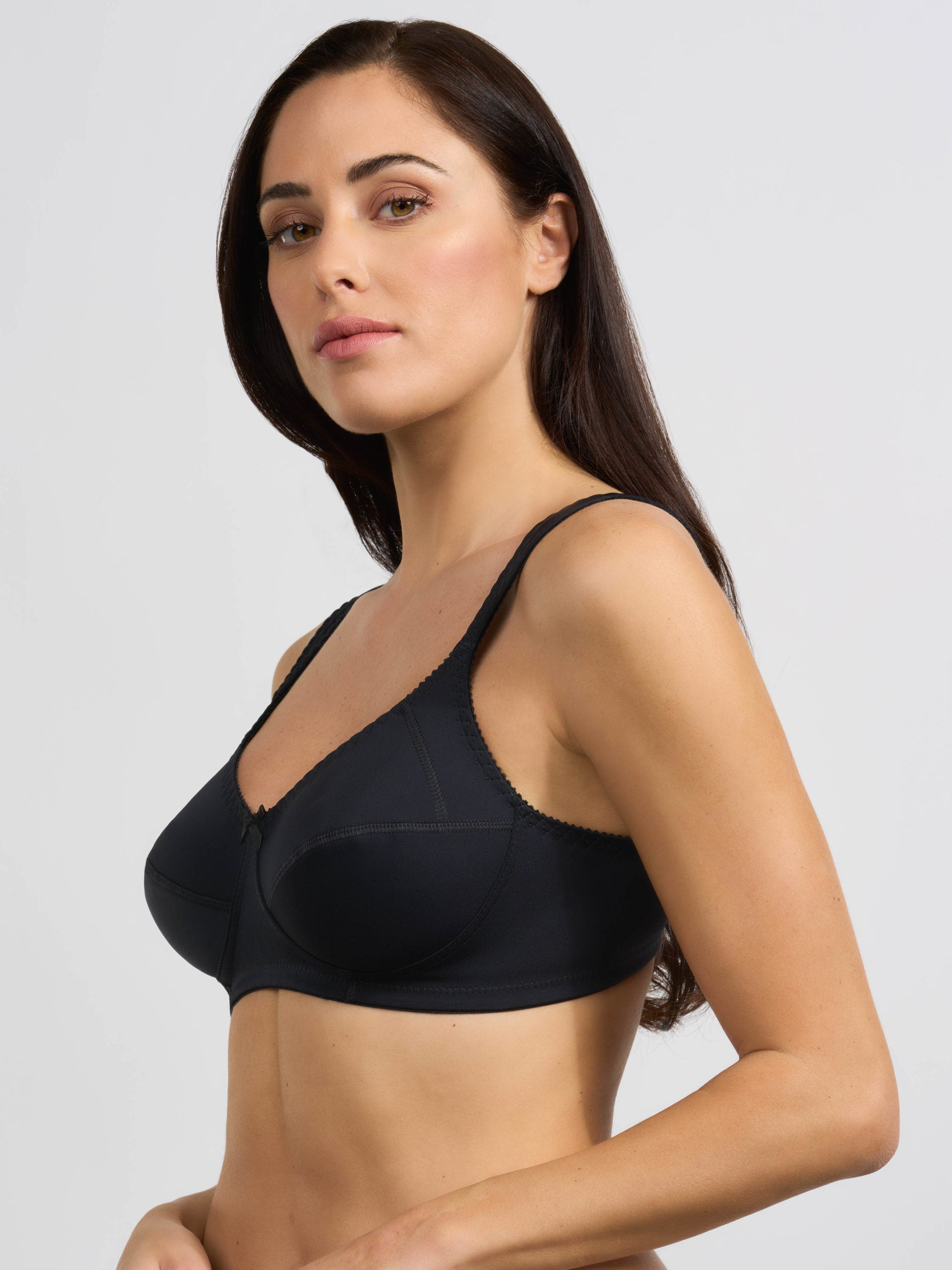 Reggiseno nero elasticizzato con spalline anatomiche imbottite.