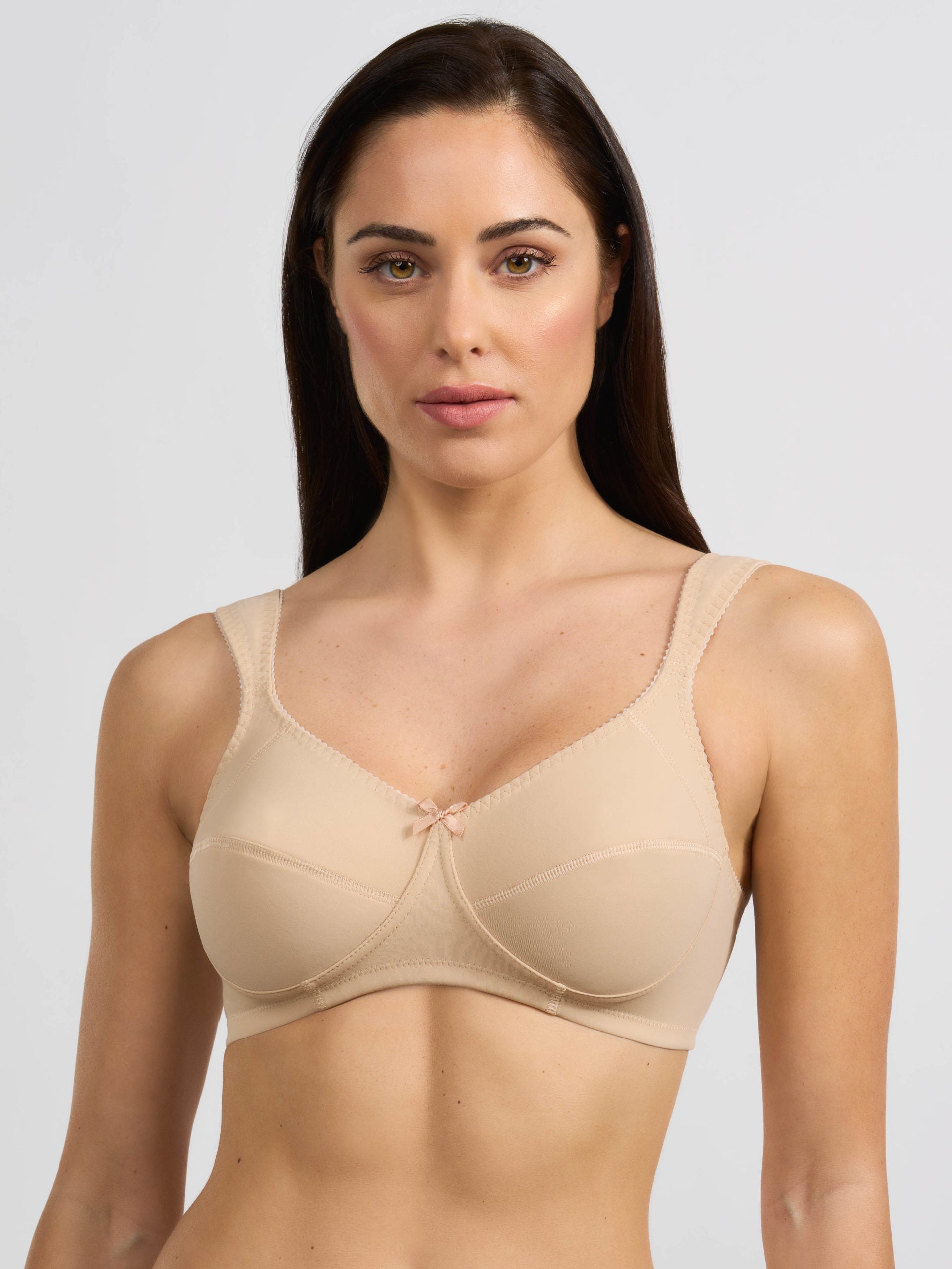 Reggiseno elasticizzato color nudo con spallina anatomica imbottita e fiocco centrale.