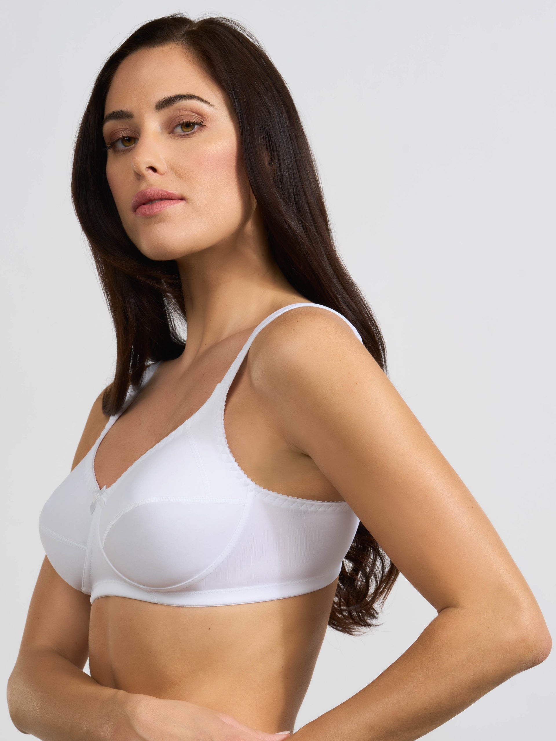 Reggiseno bianco elasticizzato con spalline anatomiche imbottite.