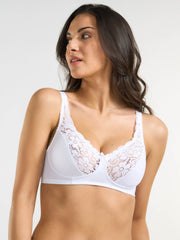 Reggiseno bianco in tessuto elasticizzato con dettagli in pizzo sul décolleté.