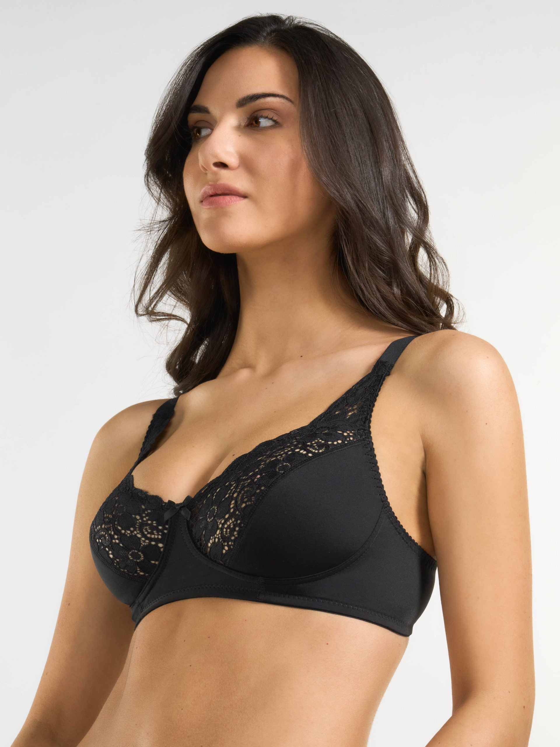 Reggiseno nero in tessuto elasticizzato con dettagli in pizzo sulle coppe.