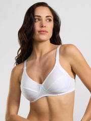 Reggiseno bianco in cotone con coppe C e spalline regolabili.