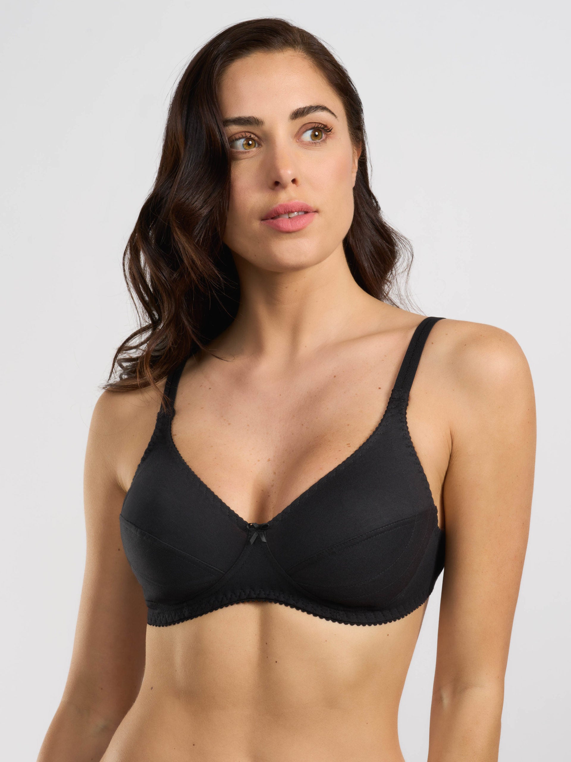 Reggiseno nero in cotone, coppa C, con spalline regolabili e piccolo fiocco centrale.