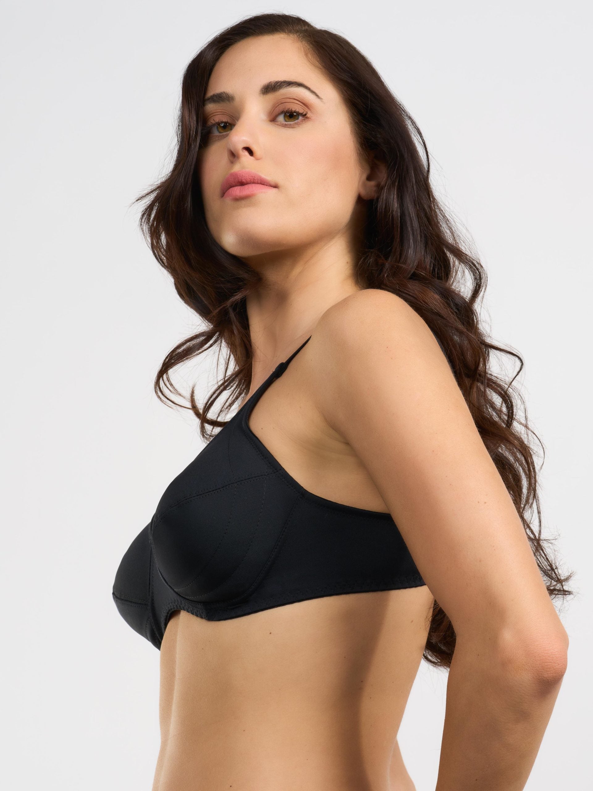 Reggiseno nero elasticizzato con imbottitura laterale, coppa C.