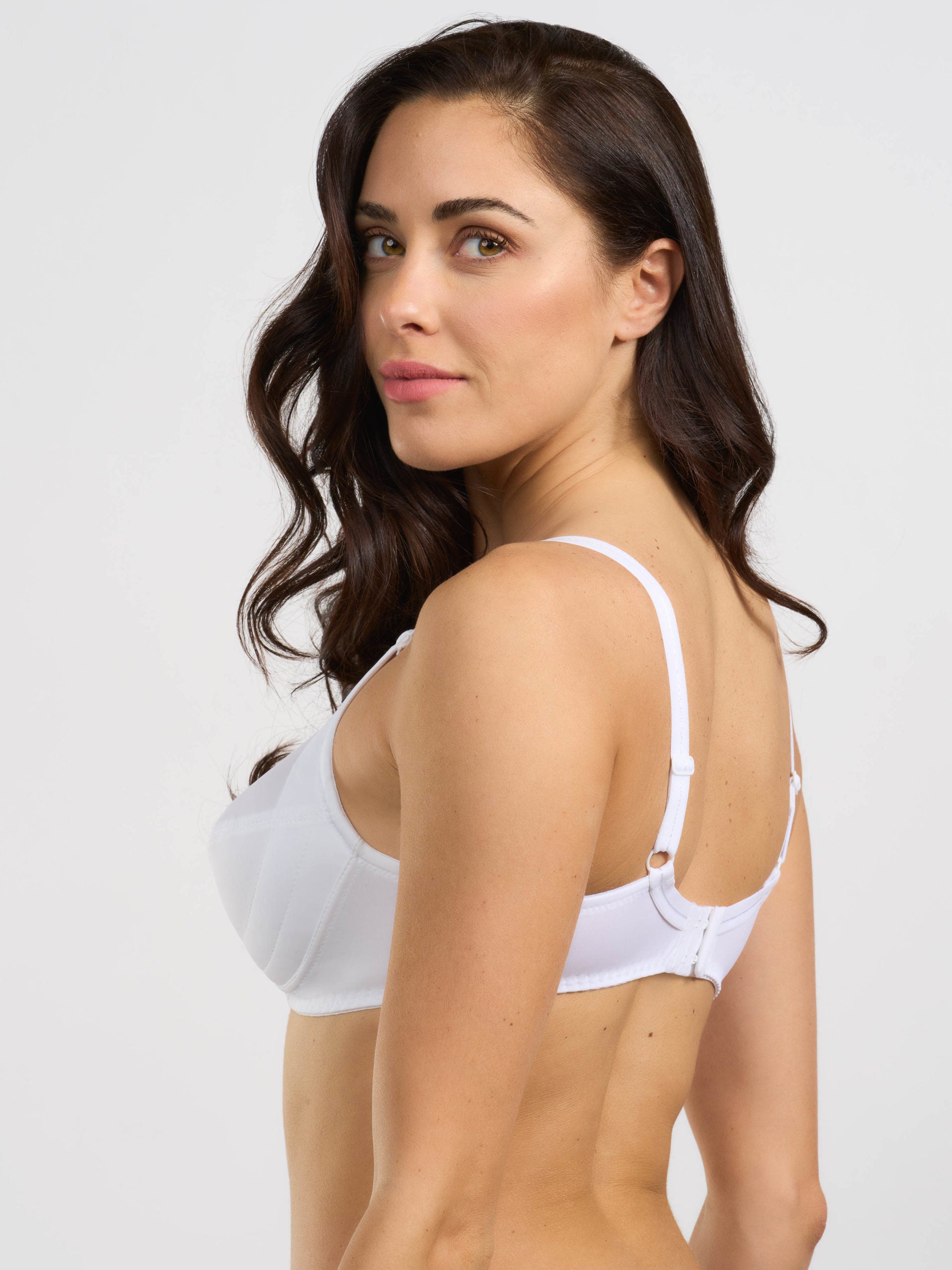 Reggiseno bianco elasticizzato con imbottitura laterale, coppa C, spalline regolabili.