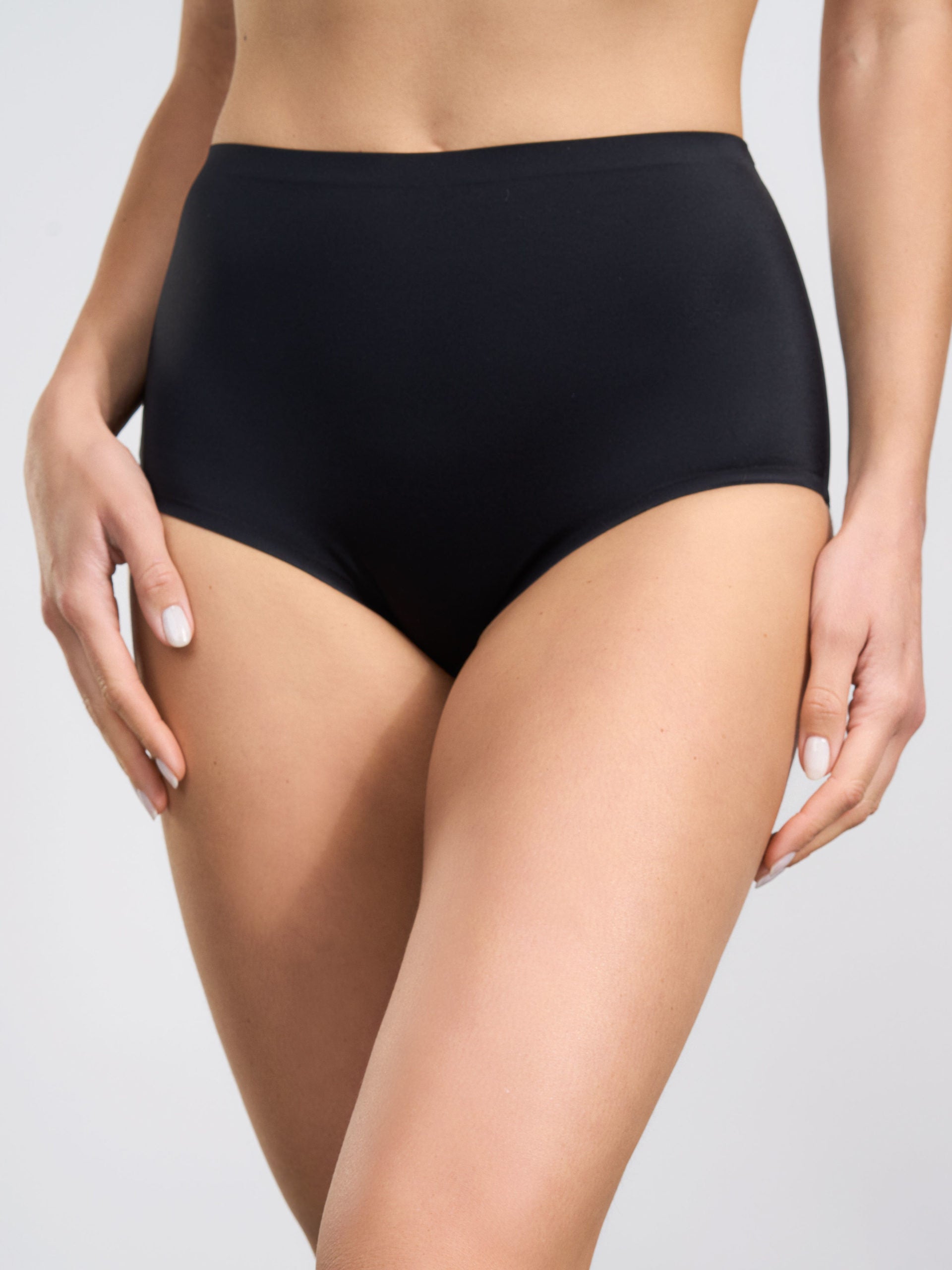 Guainetta nera in microfibra elasticizzata termonastrata, modello a vita alta.