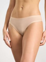 Slip in cotone elasticizzato color nudo con bordi lisci.