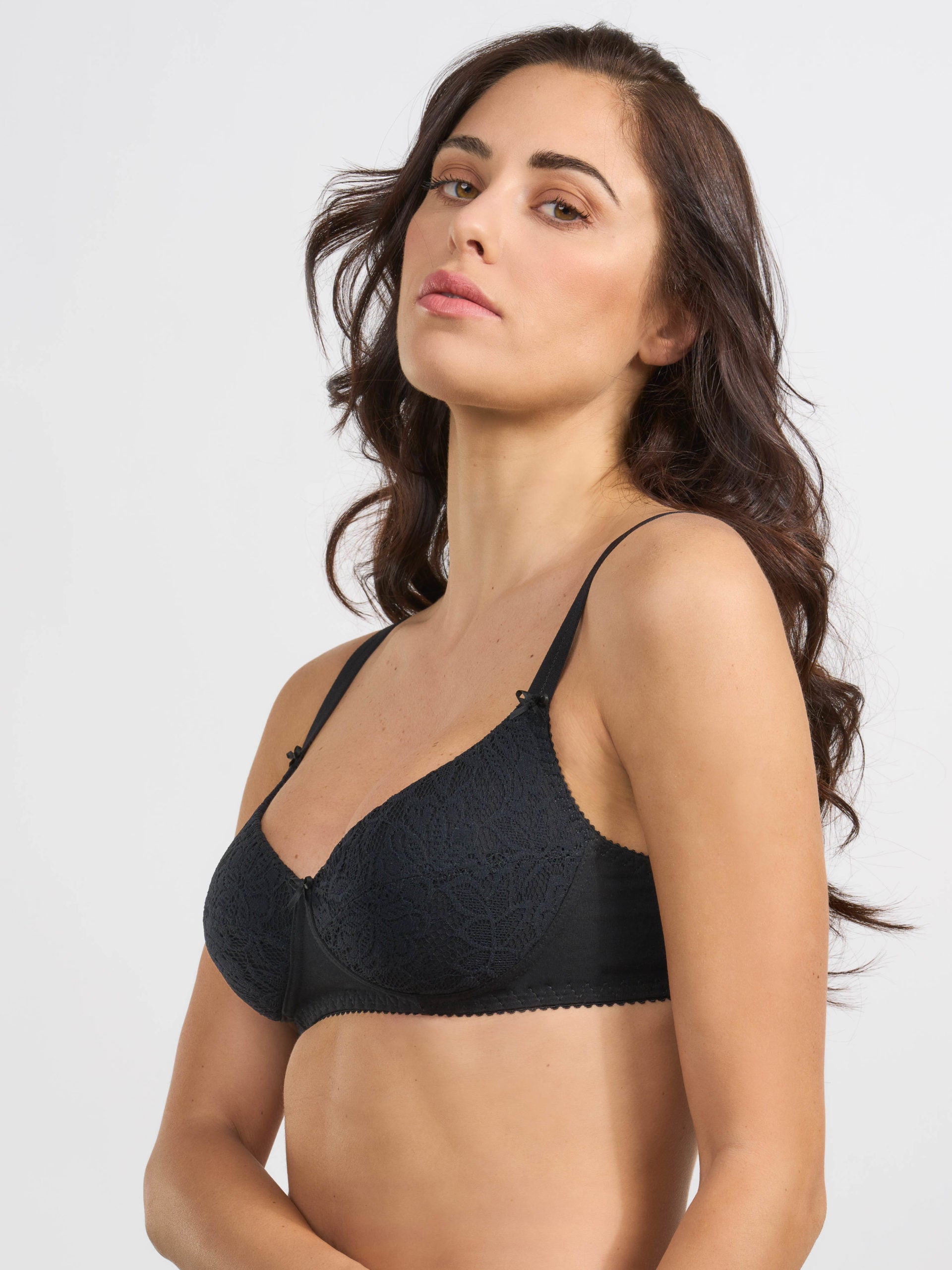 Reggiseno nero imbottito in cotone elasticizzato con pizzo decorativo.