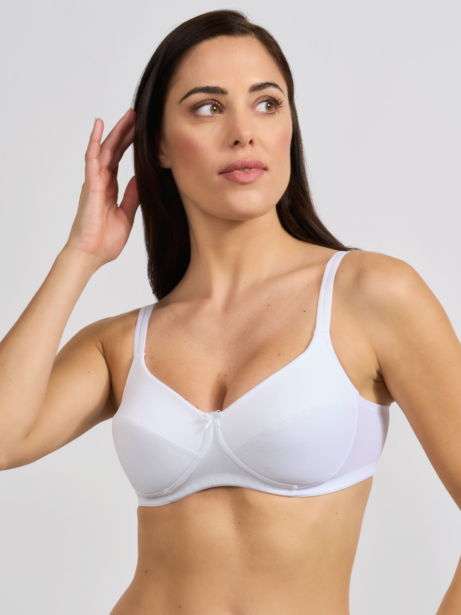 Reggiseno bianco in tessuto elasticizzato con coppa imbottita e spalline regolabili.