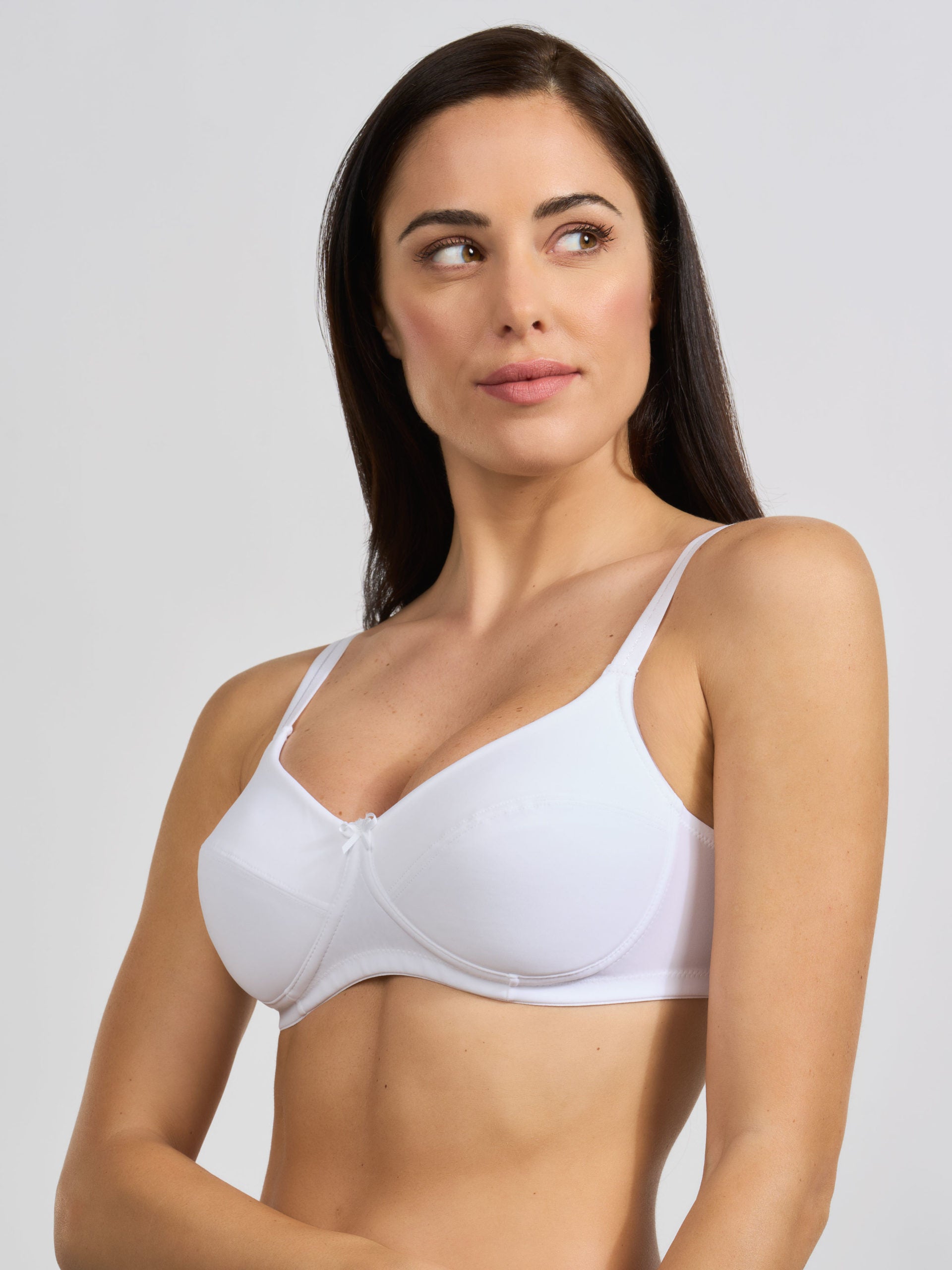 Reggiseno bianco elasticizzato con coppa imbottita e spalline regolabili.