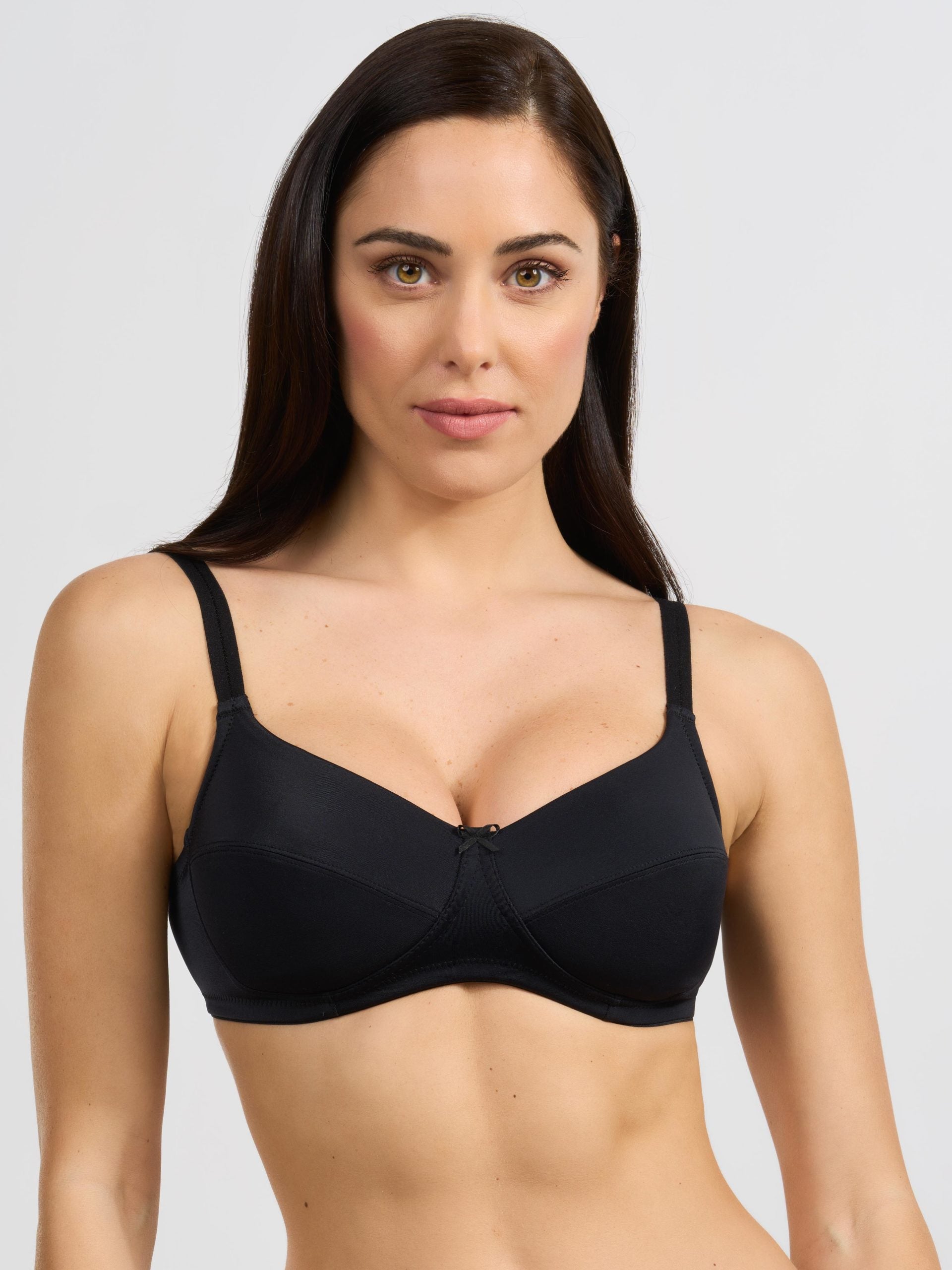 Reggiseno nero elasticizzato con coppe imbottite e spalline regolabili.